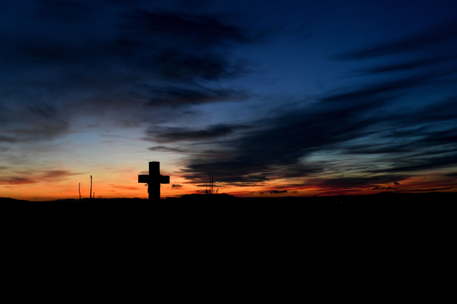 Zachód słońca widziany z miejscowości Bachórz na Podkarpaciu. Fot. PAP/Darek Delmanowicz