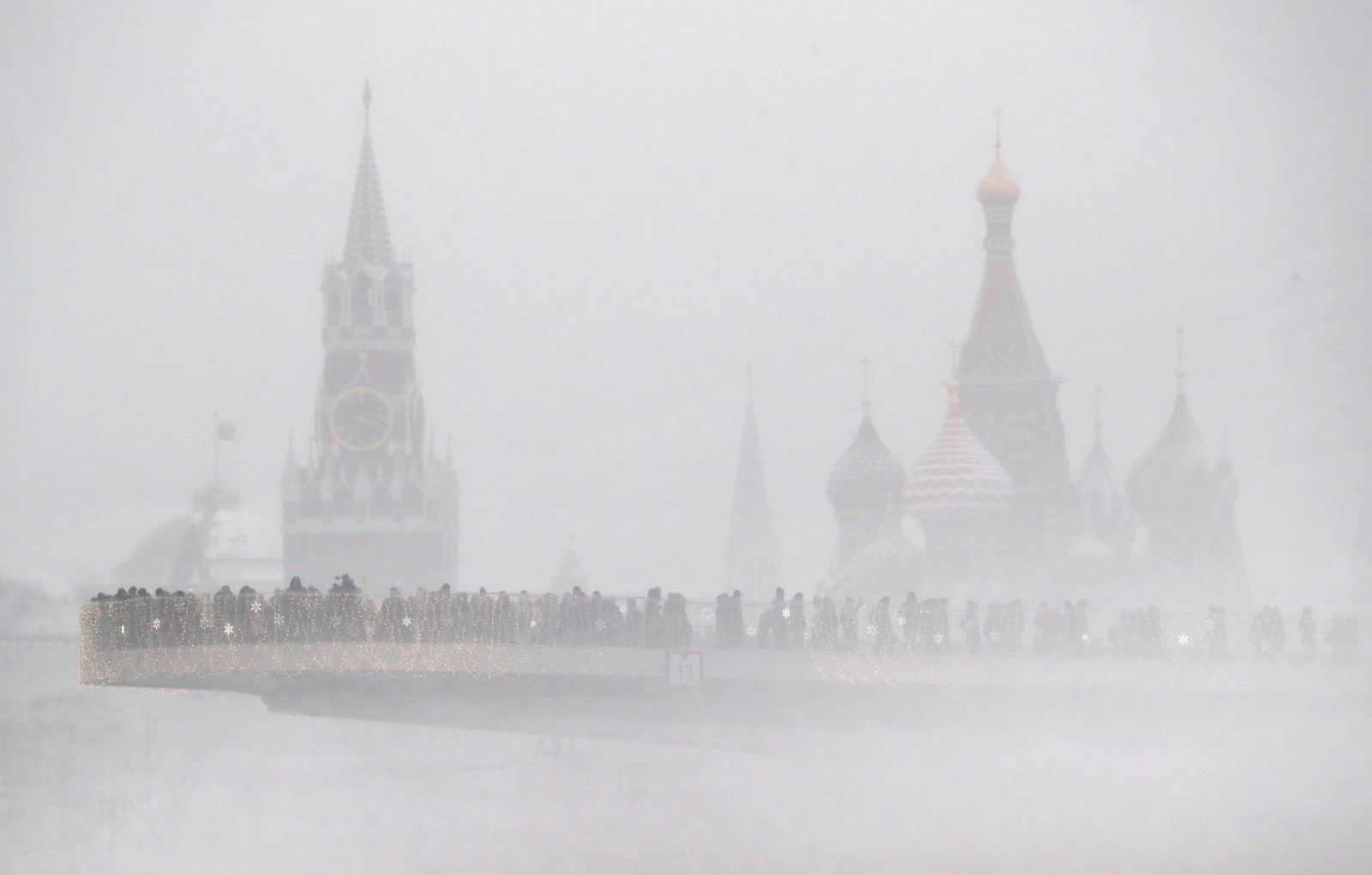 Zamieć śnieżna w Moskwie  EPA/MAXIM SHIPENKOV 