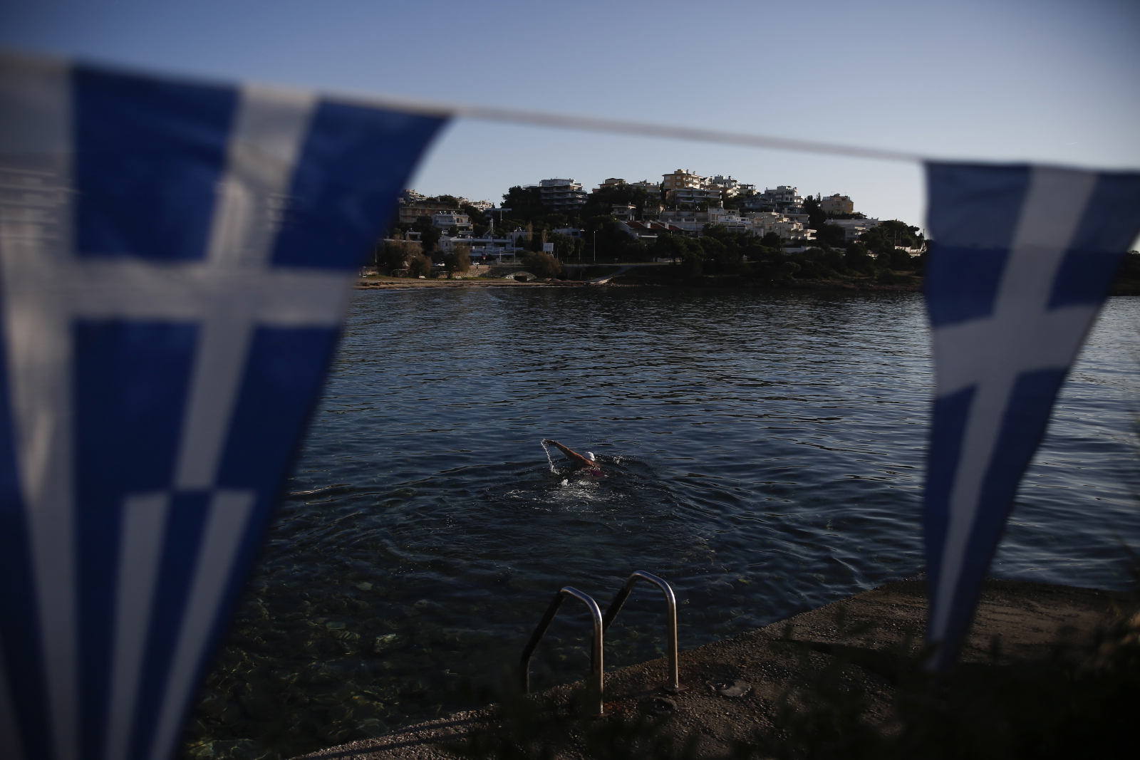 Zimowe pływanie w Grecji fot. EPA/YANNIS KOLESIDIS 