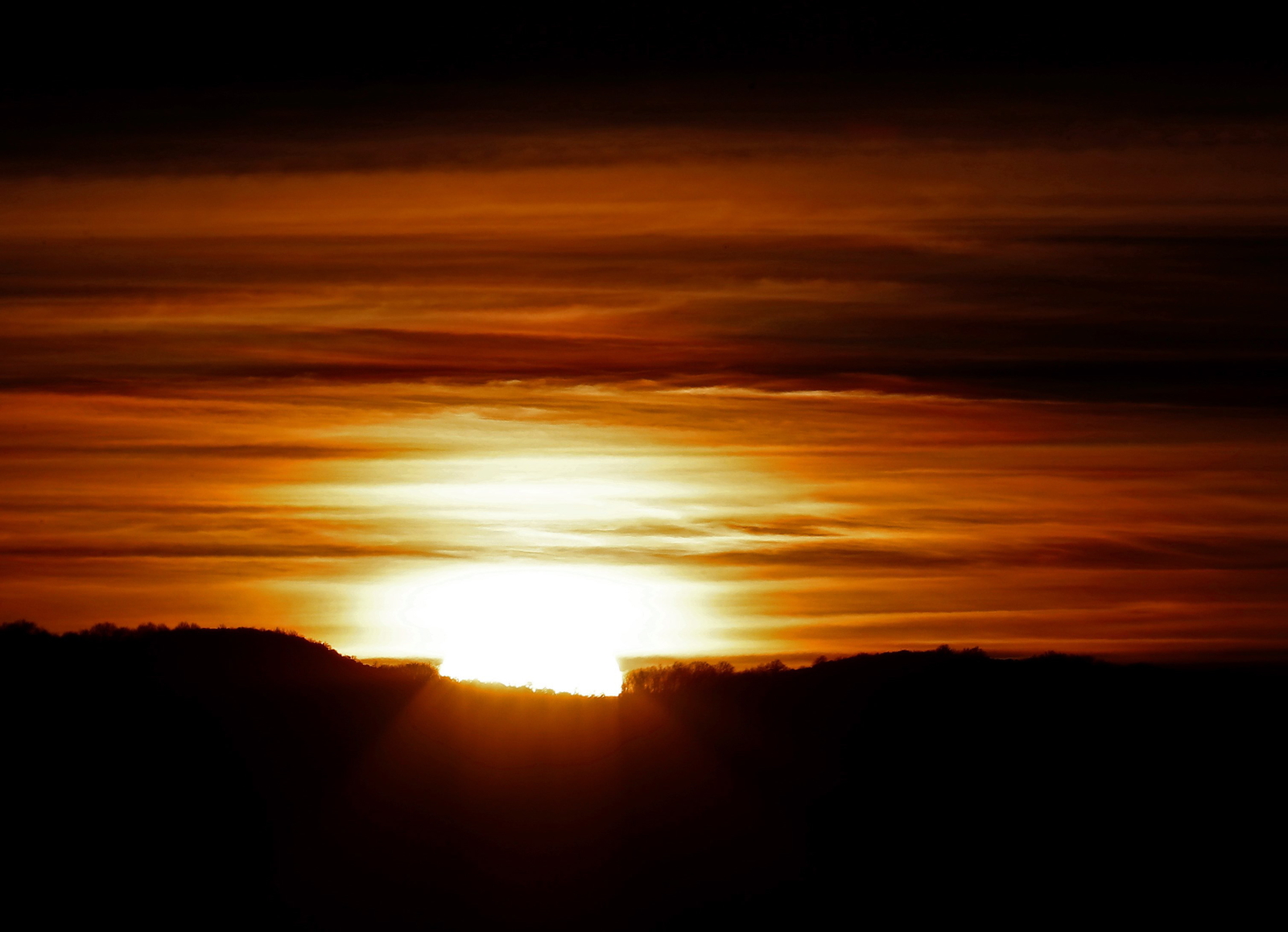 Zachód słońca fot.  EPA/JESUS DIGES 