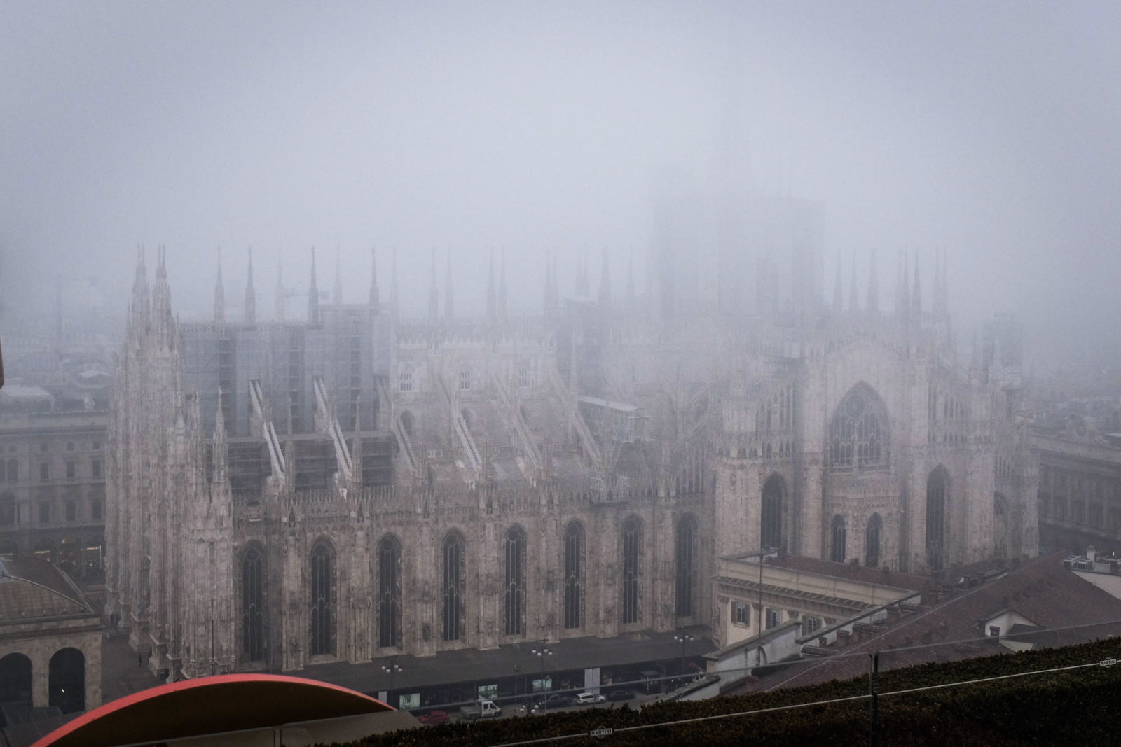 Alert smogowy w Milano fot. EPA/MATTEO CORNER 