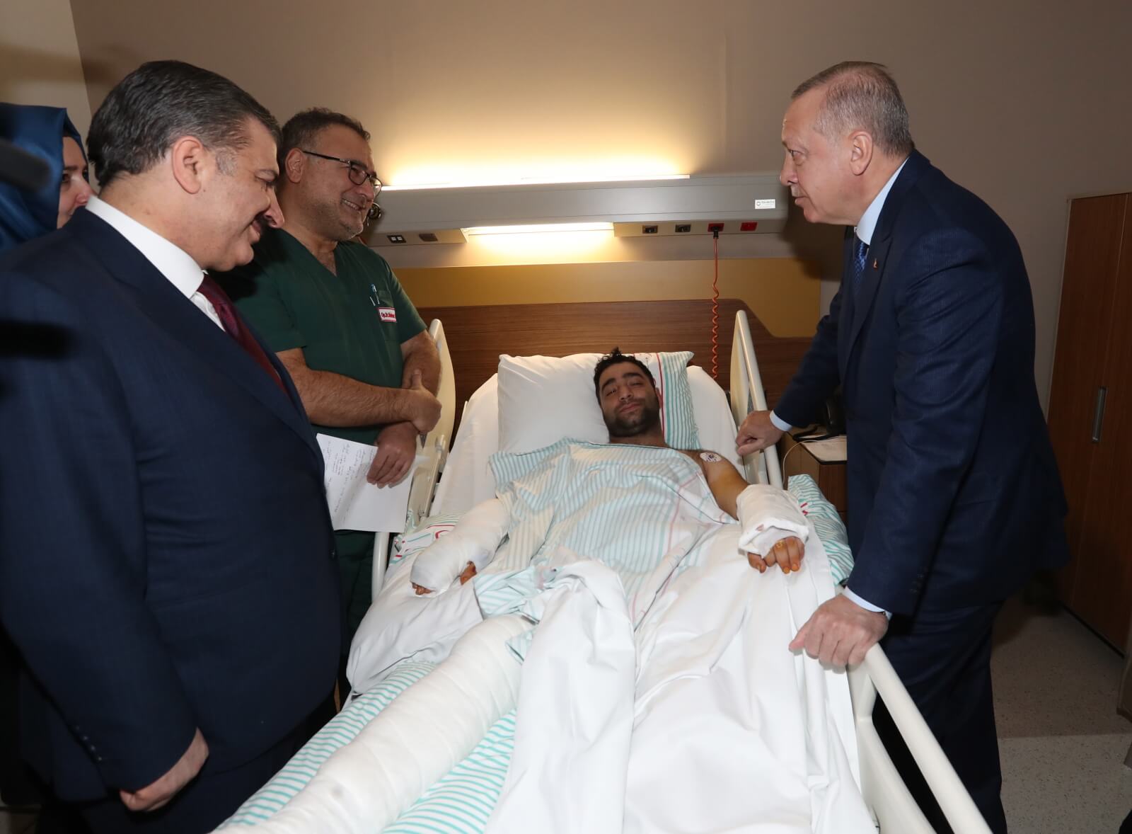 Prezydent Erdogan odwiedza ofiary trzęsienia ziemi we wschodniej Turcji fot. EPA/TURKISH PRESIDENT PRESS OFFICE