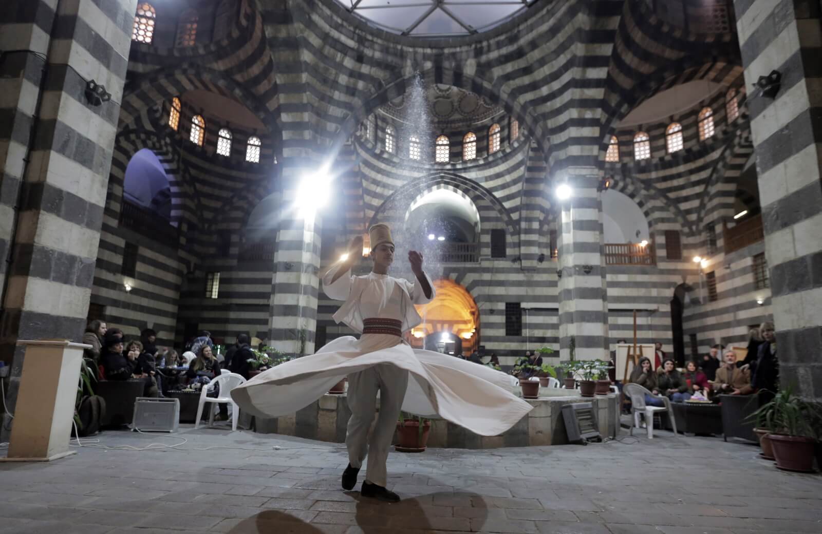 Tradycyjny damasceński taniec fot. EPA/YOUSSEF BADAWI 