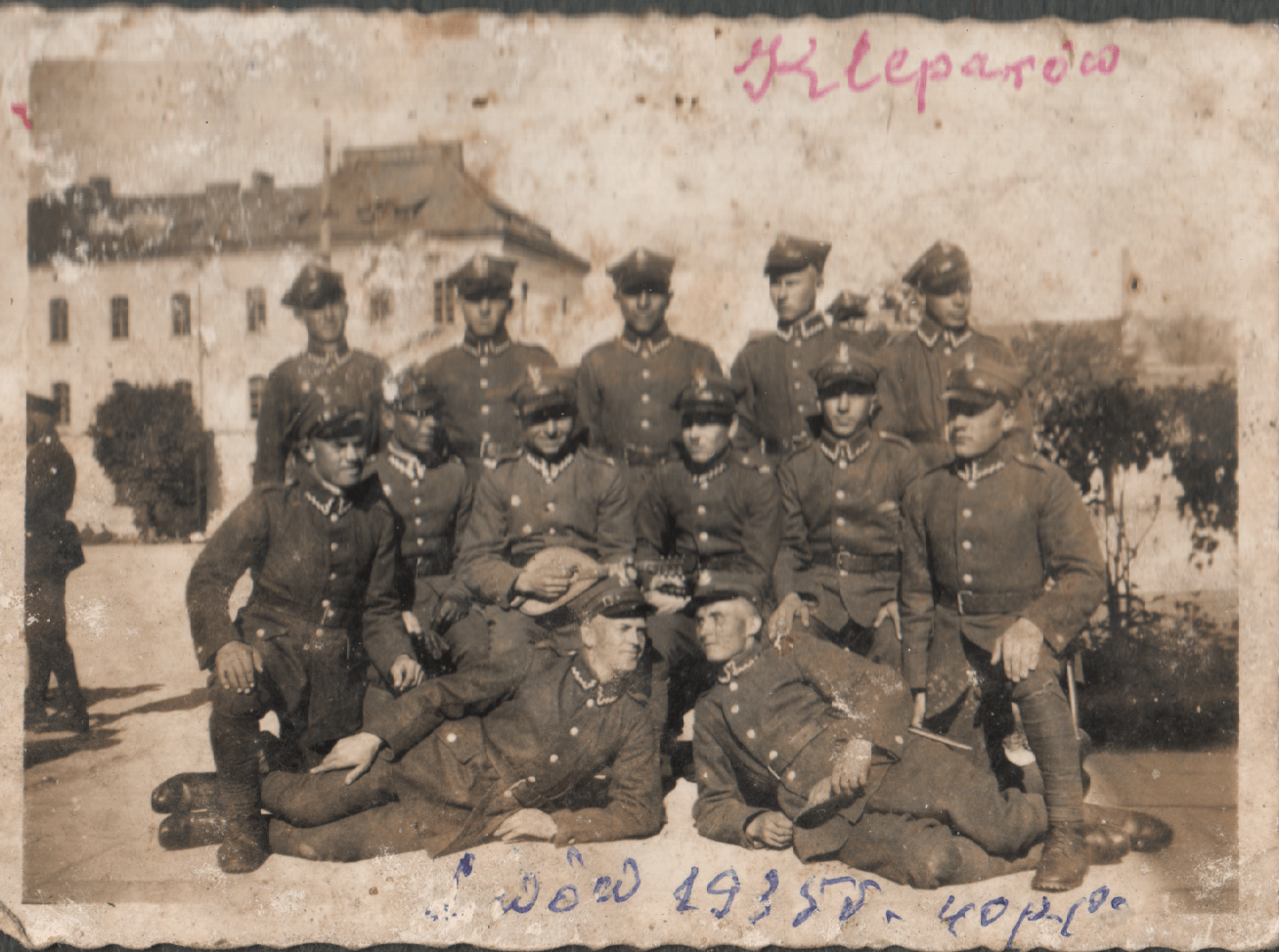 Zdjęcie pamiątkowe żołnierzy 40 pp w dzielnicy Lwowa Kleparów.