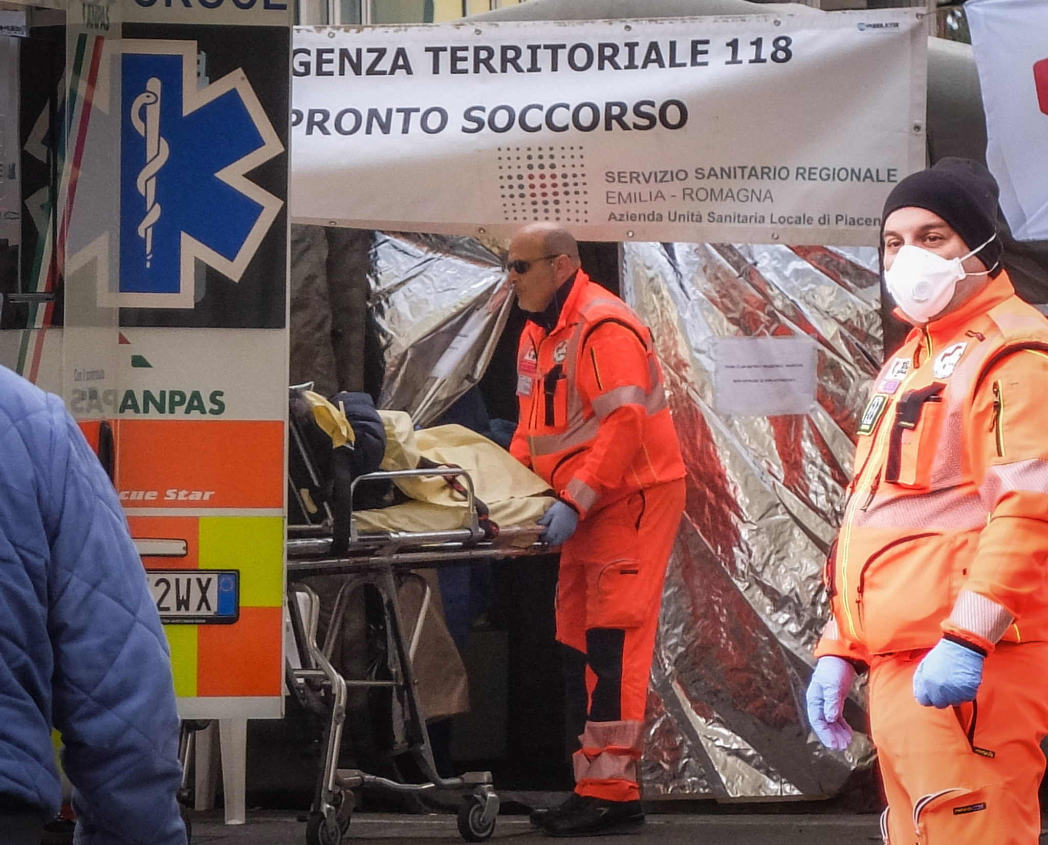 Pacjenci z podejrzeniem koronawirusa we Włoszech. Fot. EPA/MATTEO CORNER