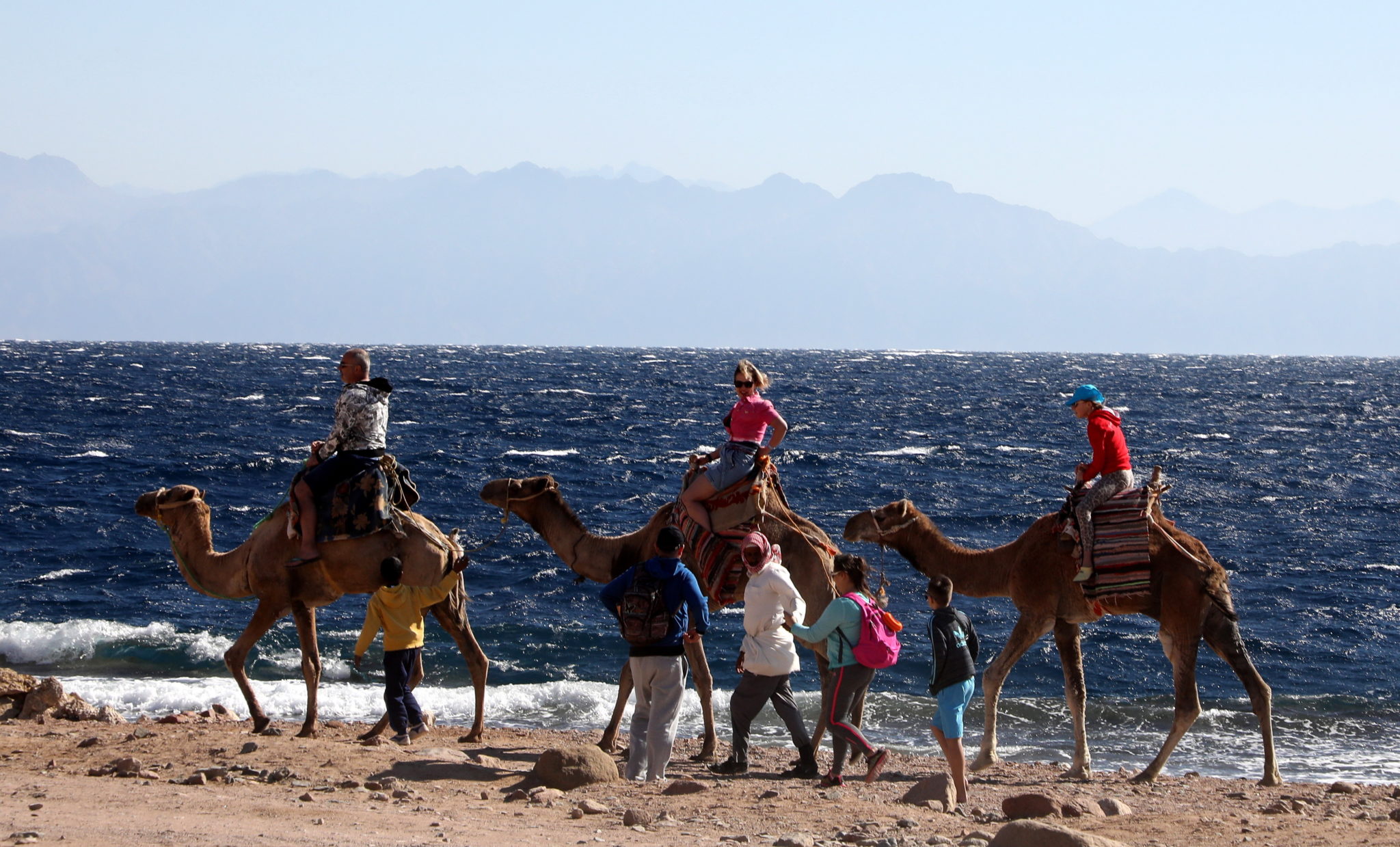 Turyści na wycieczce w kurorcie Dahab nad Morzem Czerwonym, na półwyspie Synaj w Egipcie, fot. EPA/KHALED ELFIQI