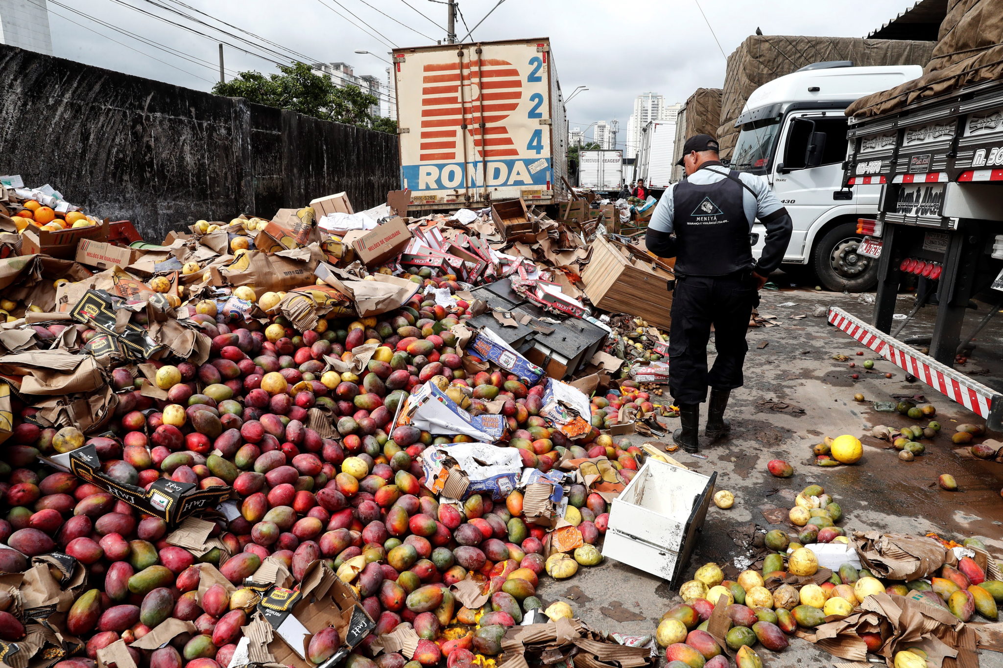 Brazylia: wyrzucone owoce, warzywa i rośliny strączkowe, pełne błota po ulewnych deszczy w Sao Paulo, fot. EPA/Sebastiao Moreira