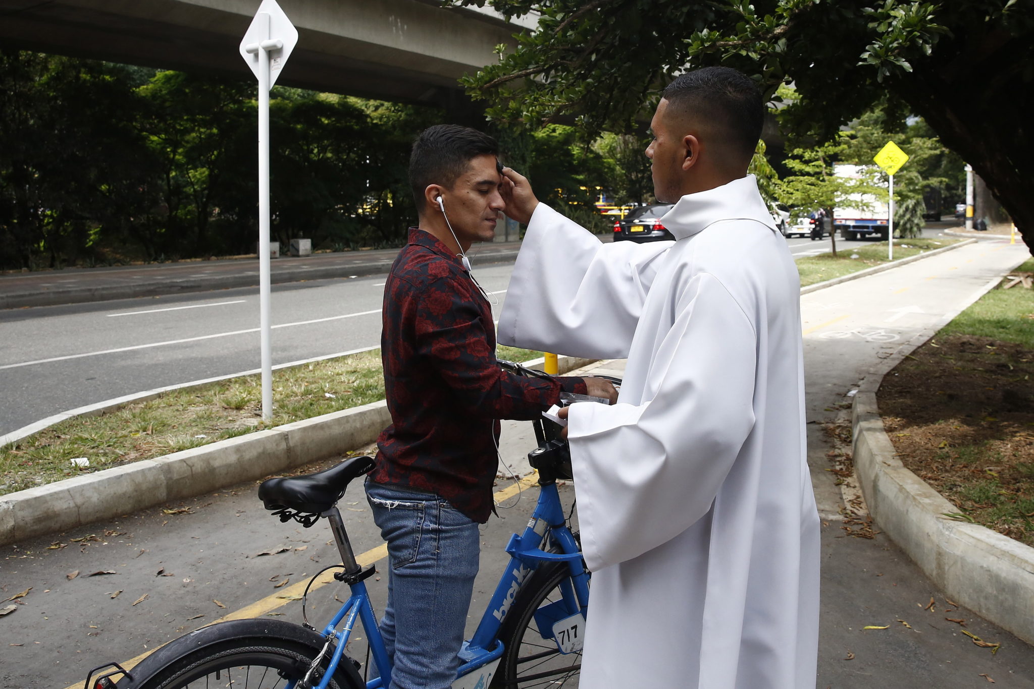 Kolumbia: W środę popielcową kapłani wychodzą do wiernych na ulice. fot. EPA/Luis Eduardo Noriega 
