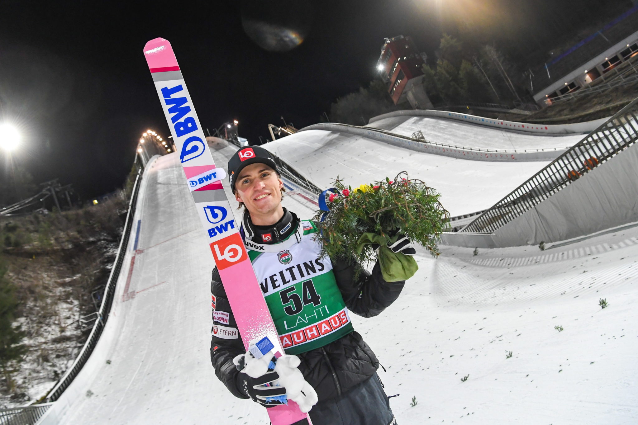 Daniel Andre Tande świętuje zdobycie trzeciego miejsca w konkursie skoków narciarskich w lahti. fot. EPA/KIMMO BRANDT 
