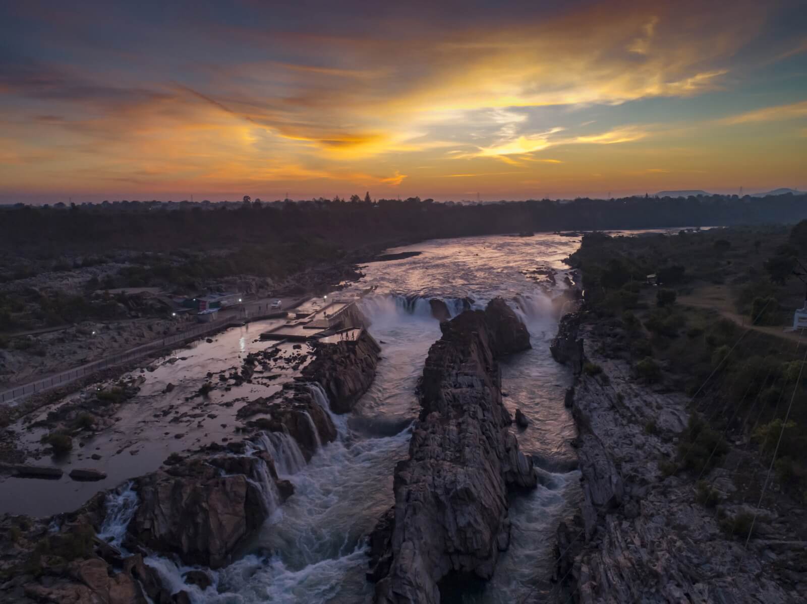 Wodospad Narmada fot. EPA/SANJEEV GUPTA