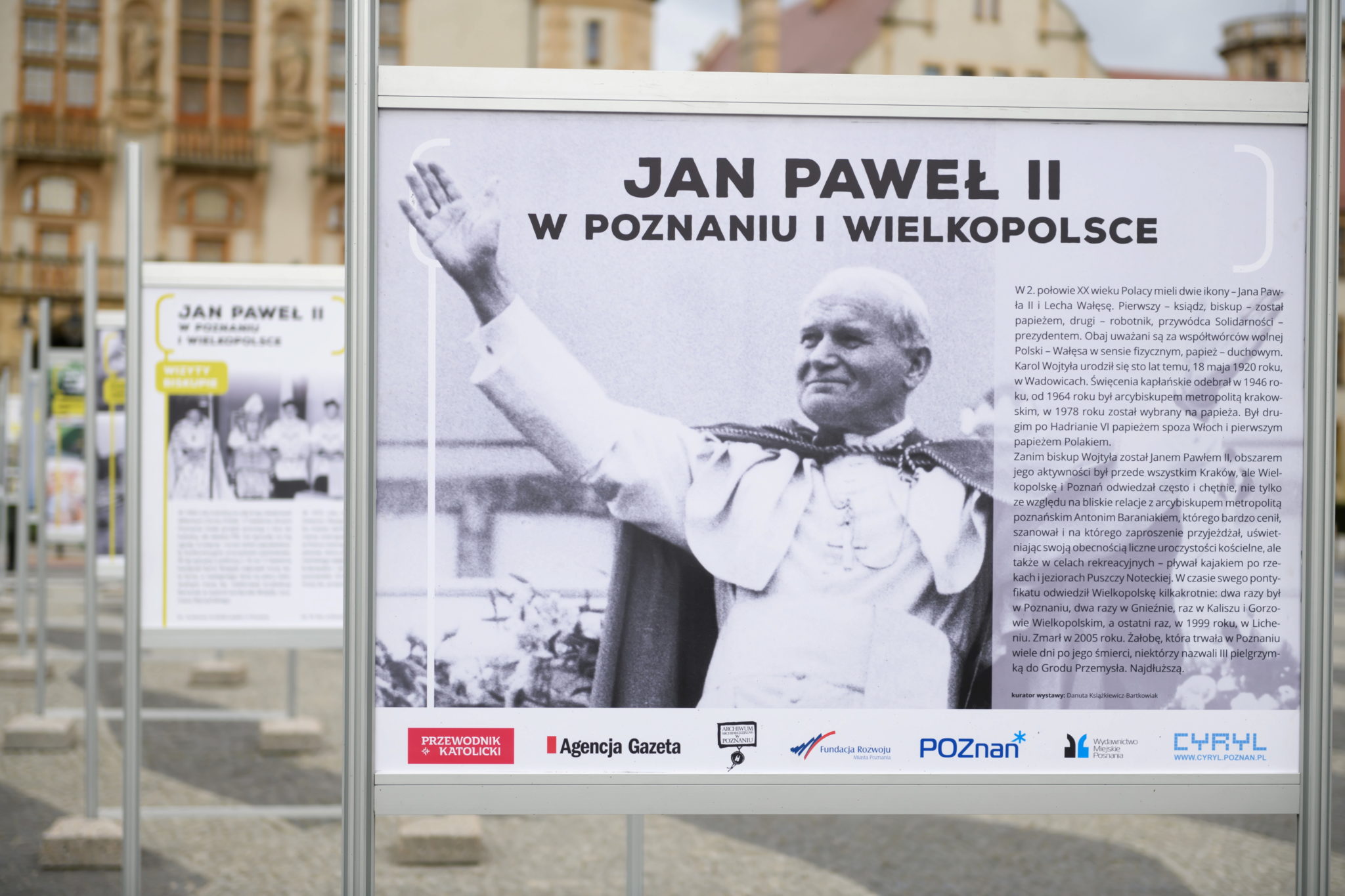 Wystawę można oglądać na Placu im. Adama Mickiewicza w Poznaniu,  fot. PAP/Jakub Kaczmarczyk