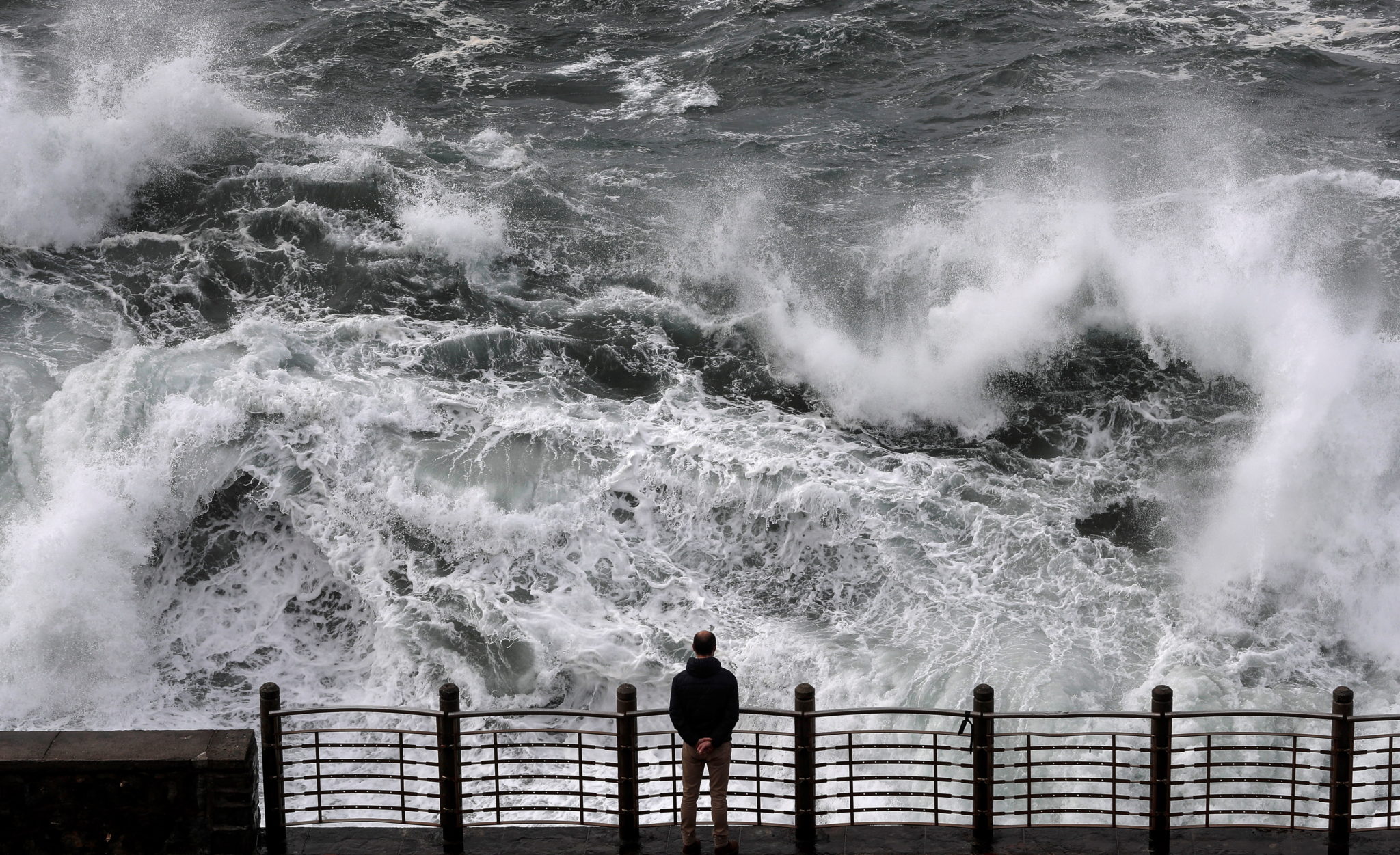 Potęga morskich fal w Hiszpanii. fot. EPA/Javier Etxezarreta
