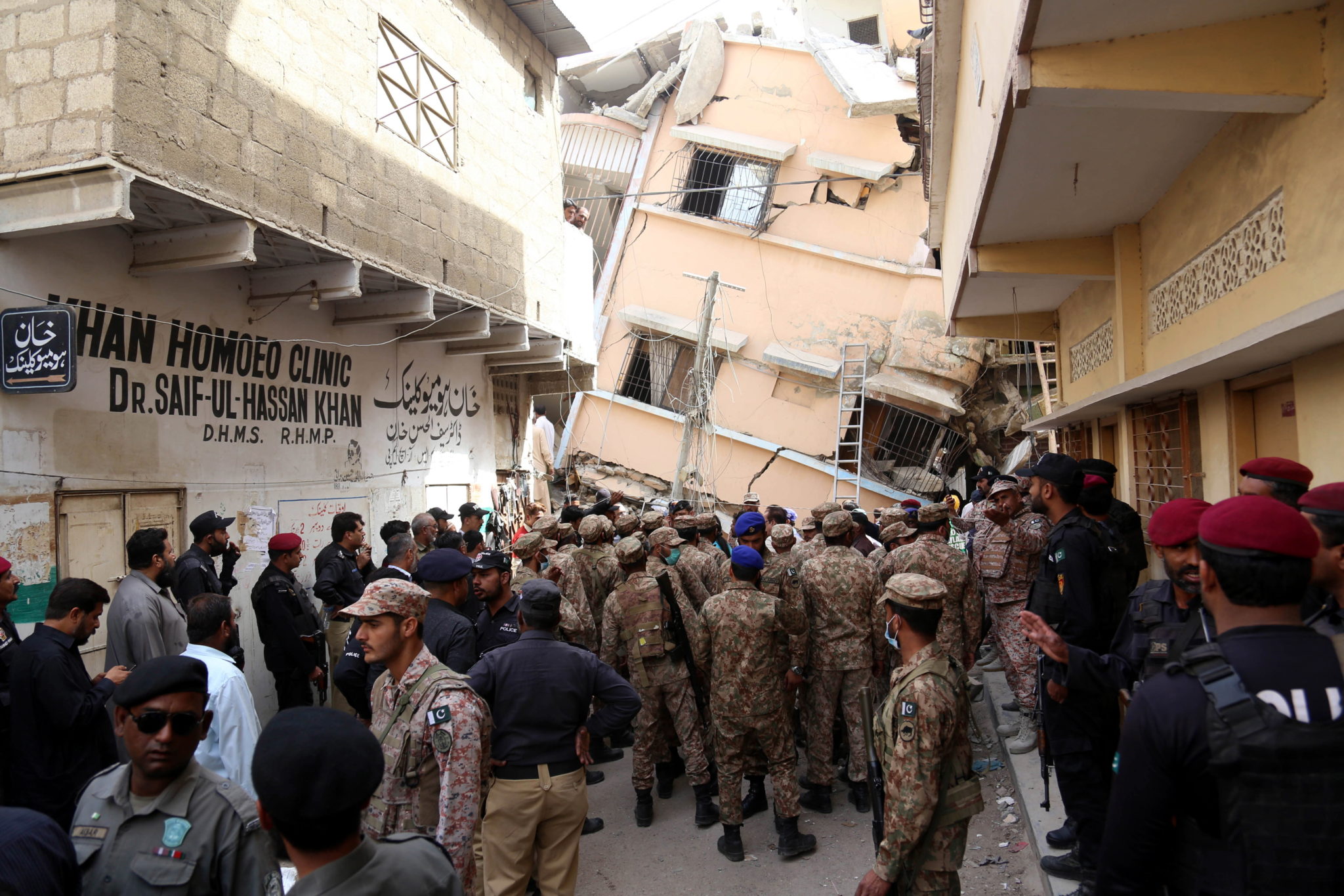 Zawalenie się budynku w Pakistanie. Zginęły 4 osoby, ponad 20 zostało rannych EPA/REHAN KHAN 
