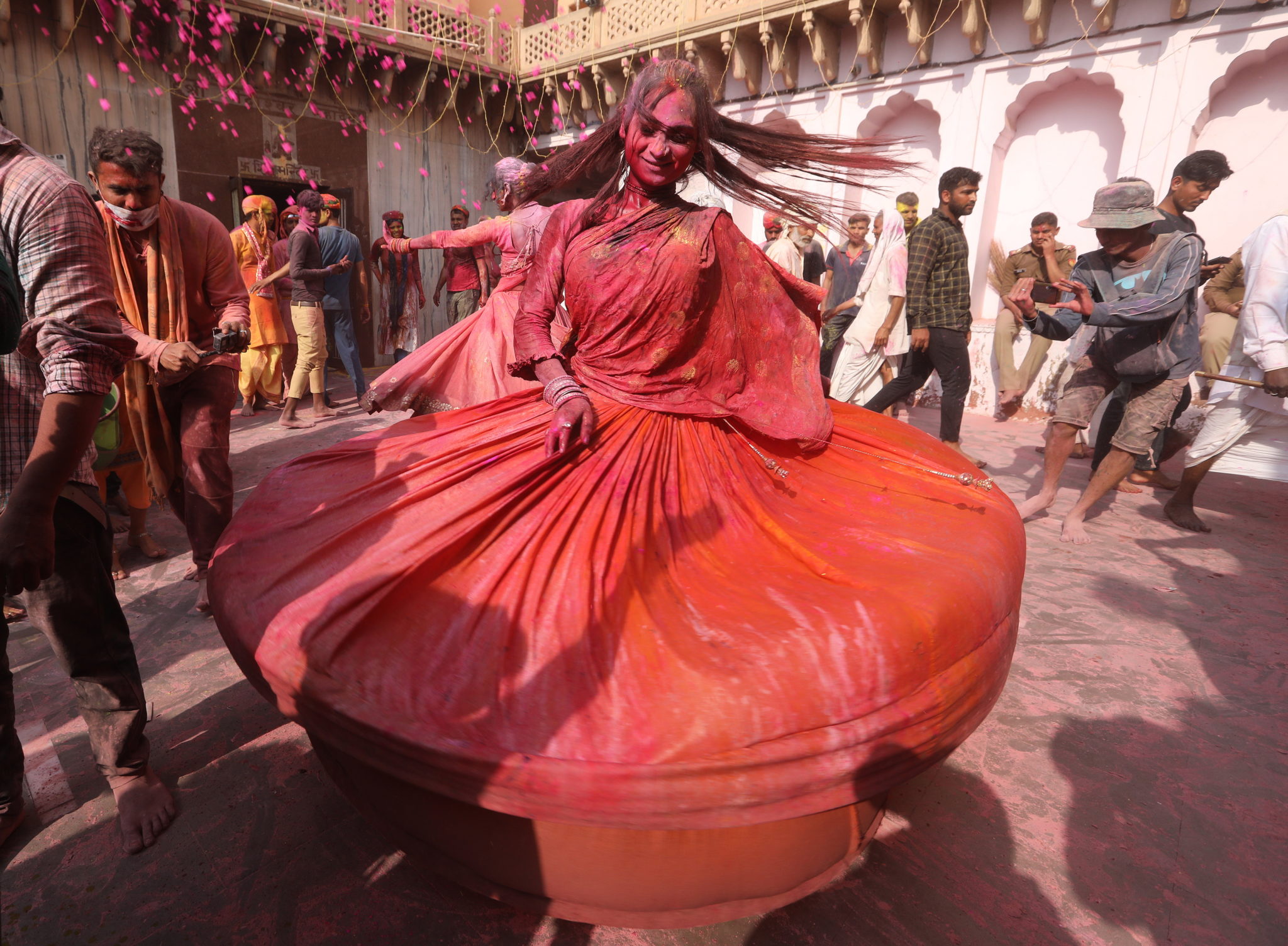 Indie: święto holi - niezwykły festiwal kolorów. fot. EPA/RAJAT GUPTA  
