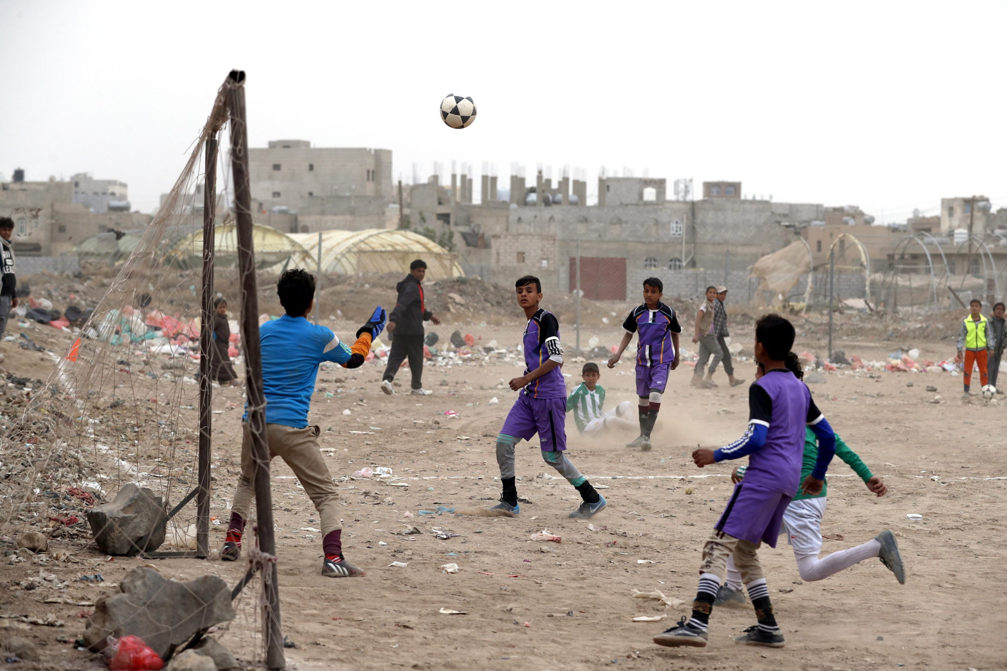  Jemen: mecz piłki nożnej podczas w Sanie, fot. EPA/YAHYA ARHAB 