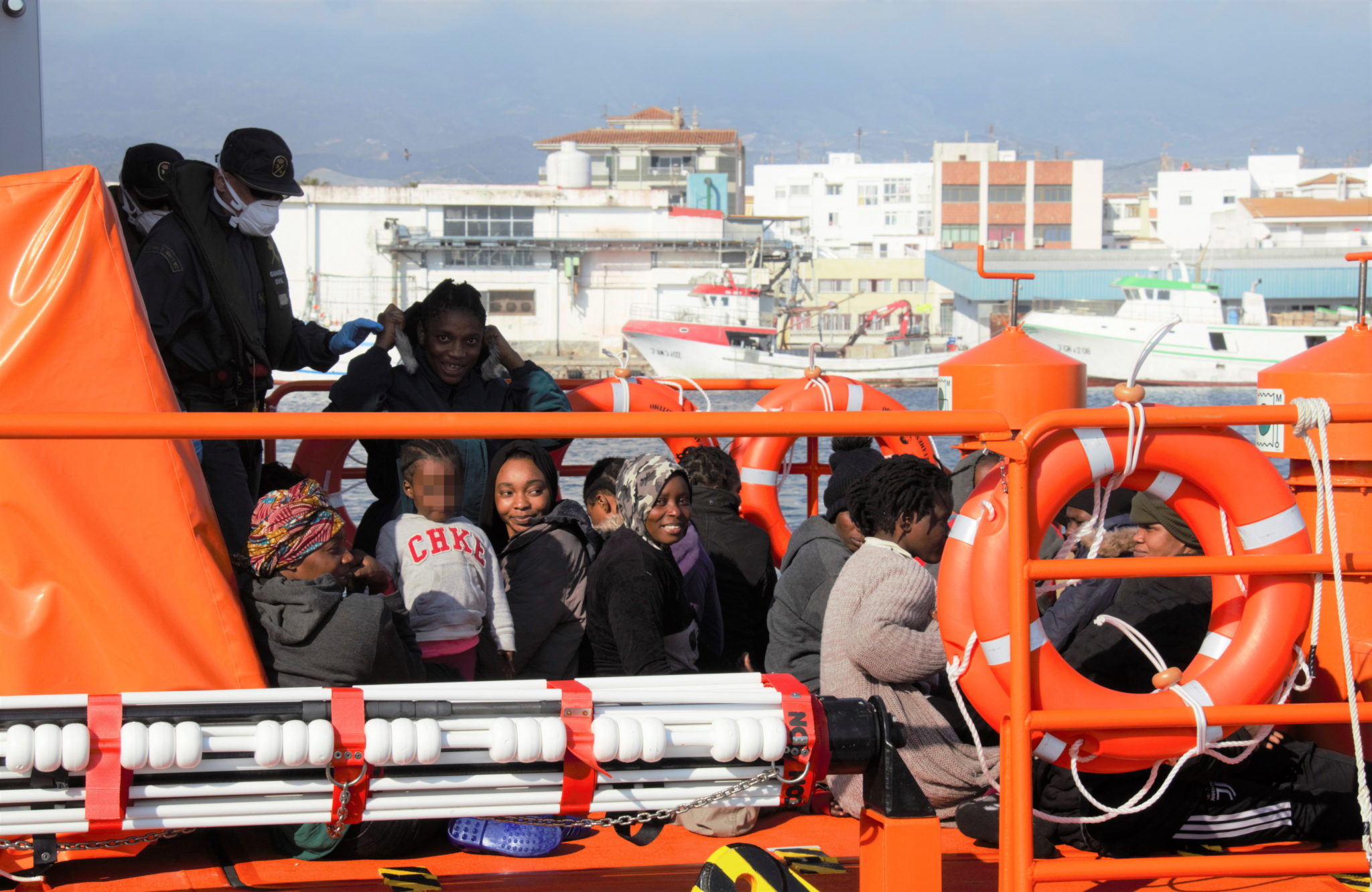Hiszpania: statek ratunkowy „Salvamar Gienah” uratował 60 migrantów, fot. EPA/Alba Feixas 