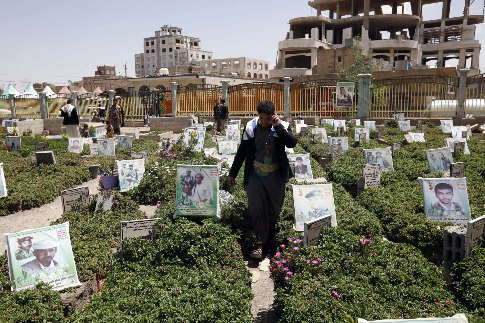 Pamięć o zmarłych, ofiarach konfliktu w Jemenie. fot. EPA/YAHYA ARHAB