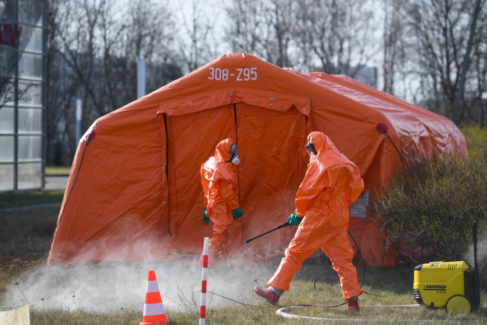 Koronawirus dekontaminacja namiotu sanitarnego PAP/Jakub Kaczmarczyk