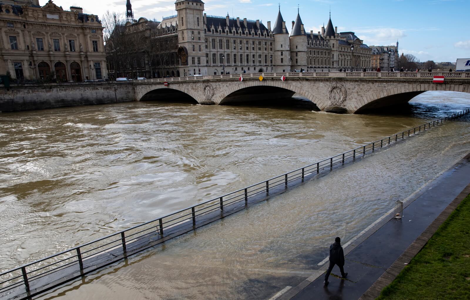 après cent ans, l’interdiction de se baigner dans la Seine sera levée