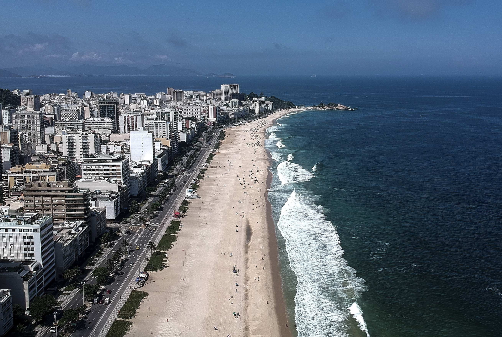 Puste plaże w Rio de Janerio. Koronawirus w Brazylii EPA/Antonio Lacerda