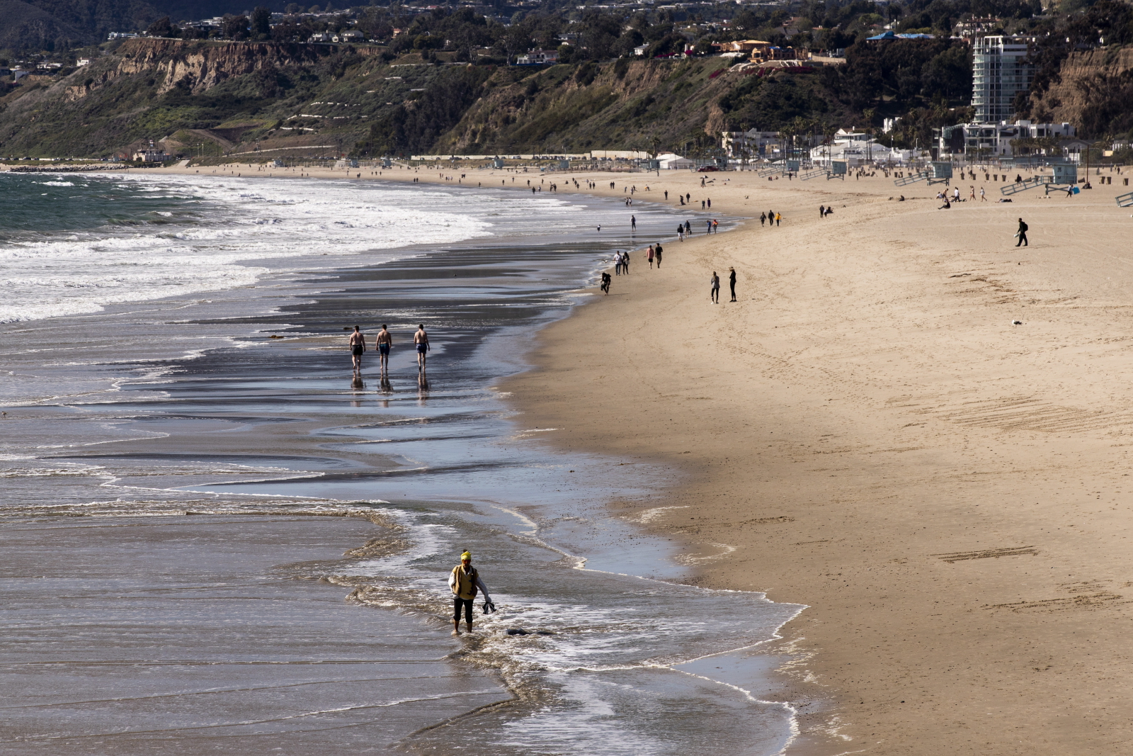 Prawie pusta plaża podczas pandemii fot. EPA/ETIENNE LAURENT 