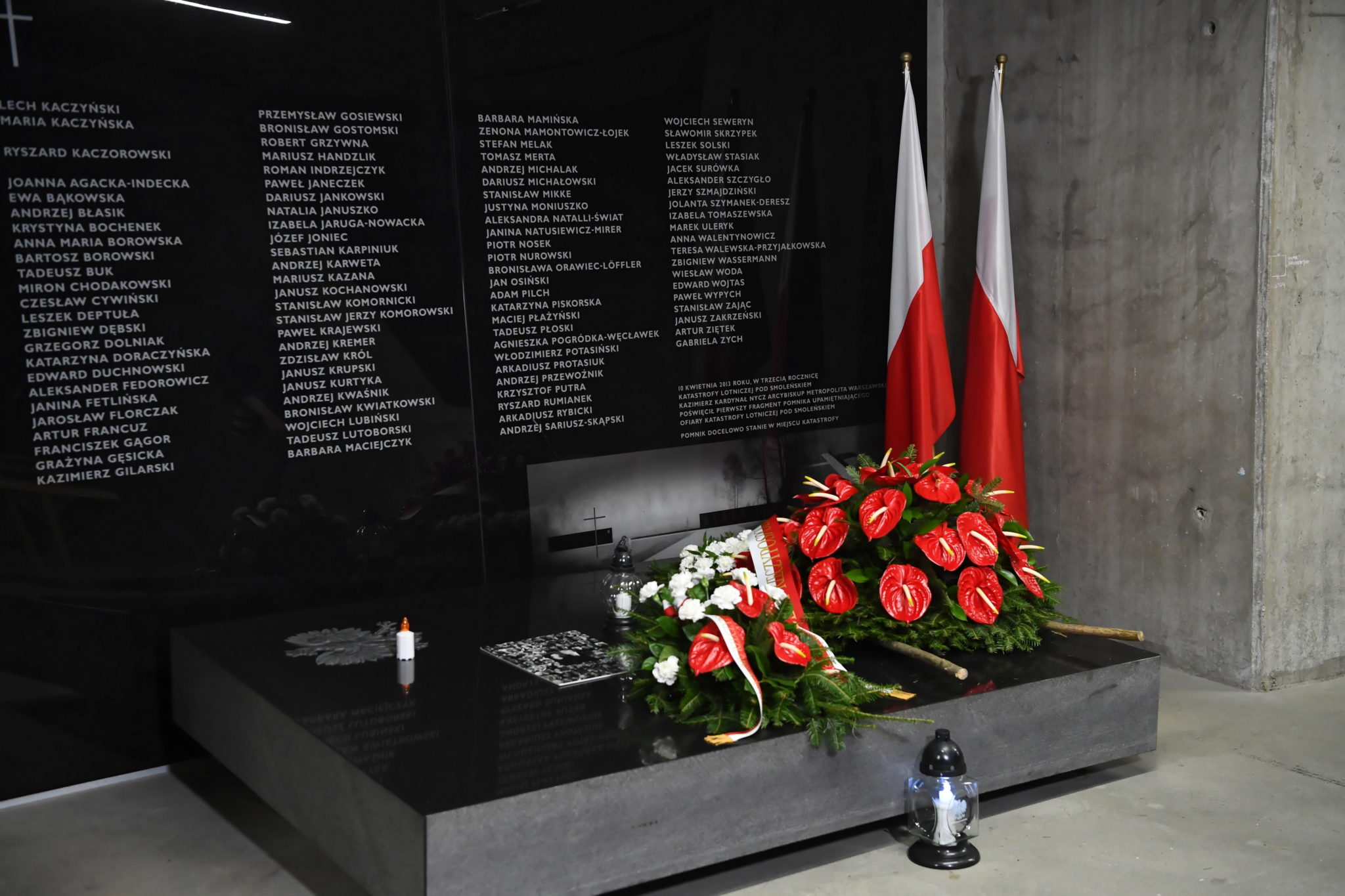 Tablica poświęcona pamięci ofiar katastrofy  w Świątyni Opatrzności Bożej w Warszawie, fot. PAP/Piotr Nowak