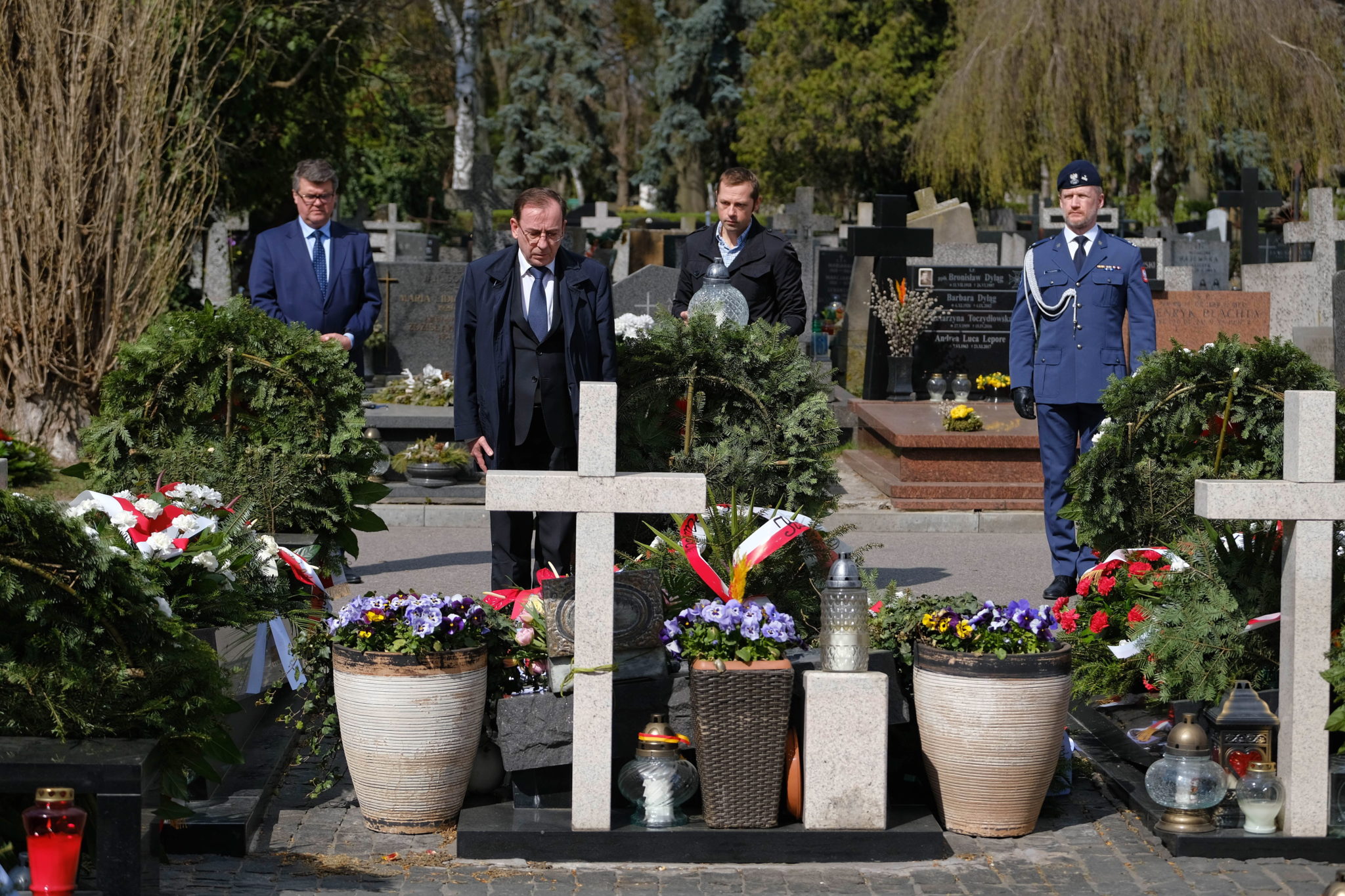 Obchody 10. rocznicy,  uroczystości przy pomniku na Cmentarzu Wojskowym na Powązkach w Warszawie, fot. PAP/Mateusz Marek