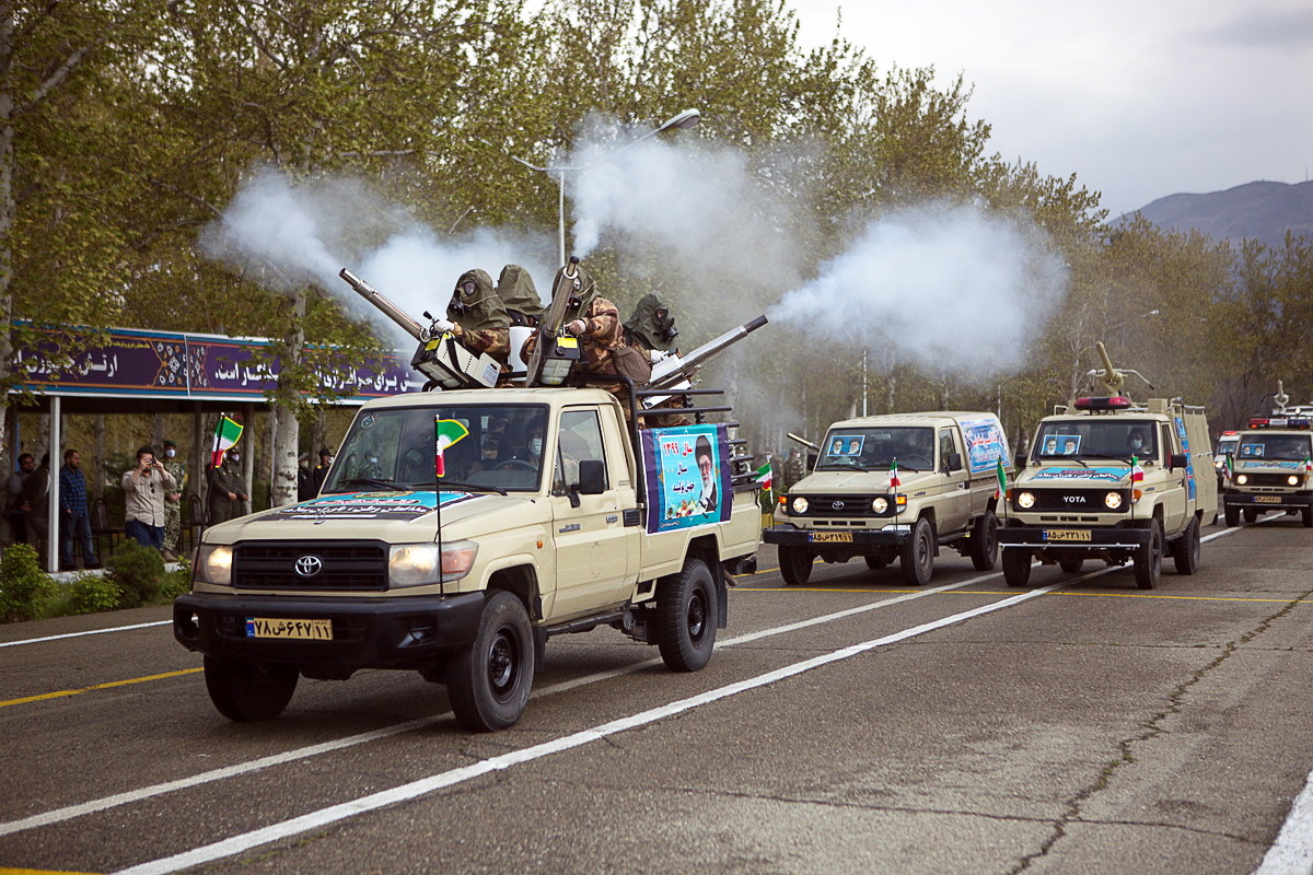 Tradycyjną paradę podczas nARODOWEgo Święta Wojska w Iranie żołnierze wykorzystali do dezynfekcji ulic. fot. EPA/IRANIAN ARMY OFFICIAL WEBSITE HANDOUT