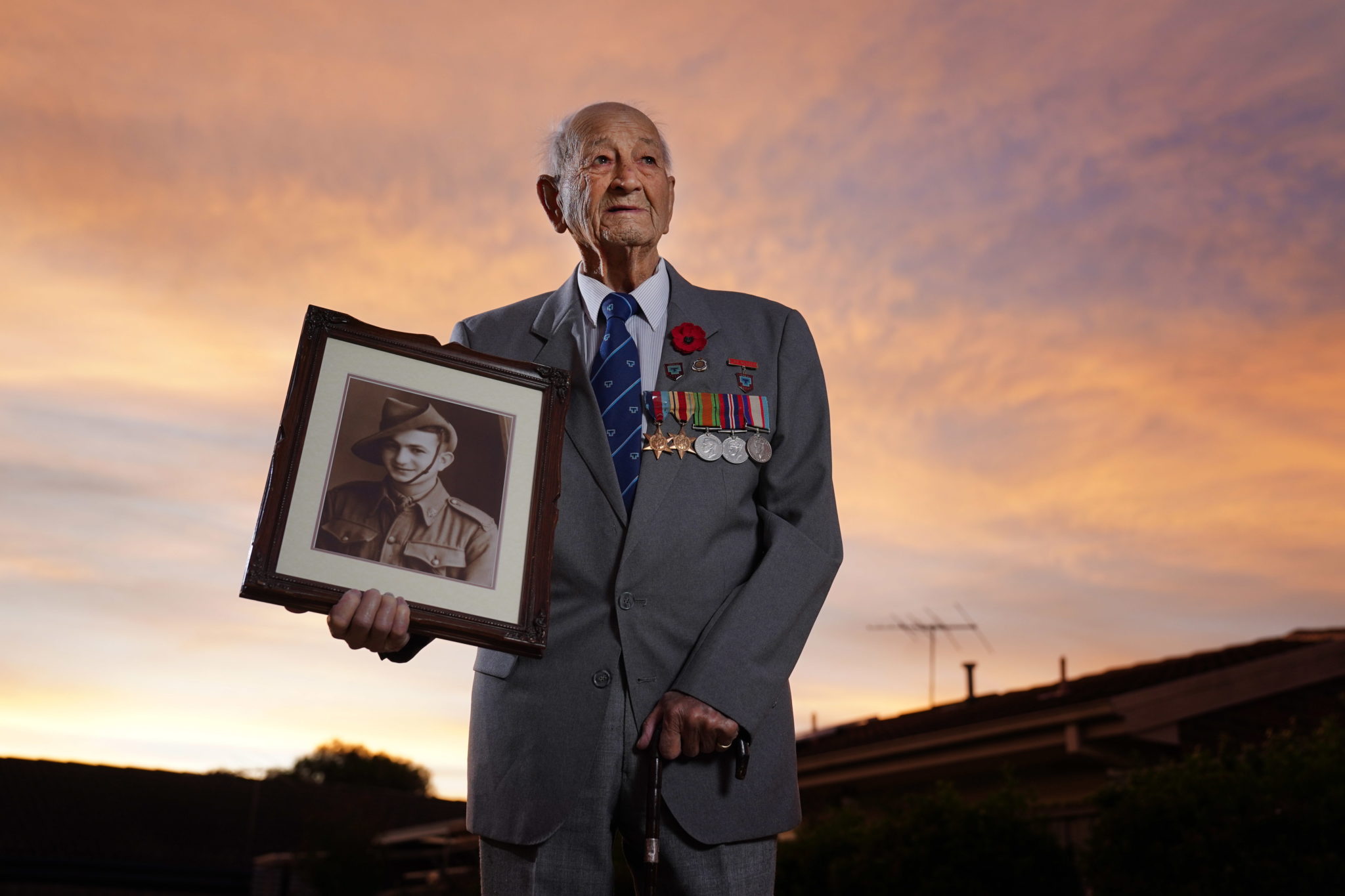 Australia: weteran II wojny światowej, Jack Hair, 97, stoi przed swoim domem ze swoim portretem, fot. EPA / MICHAEL DODGE