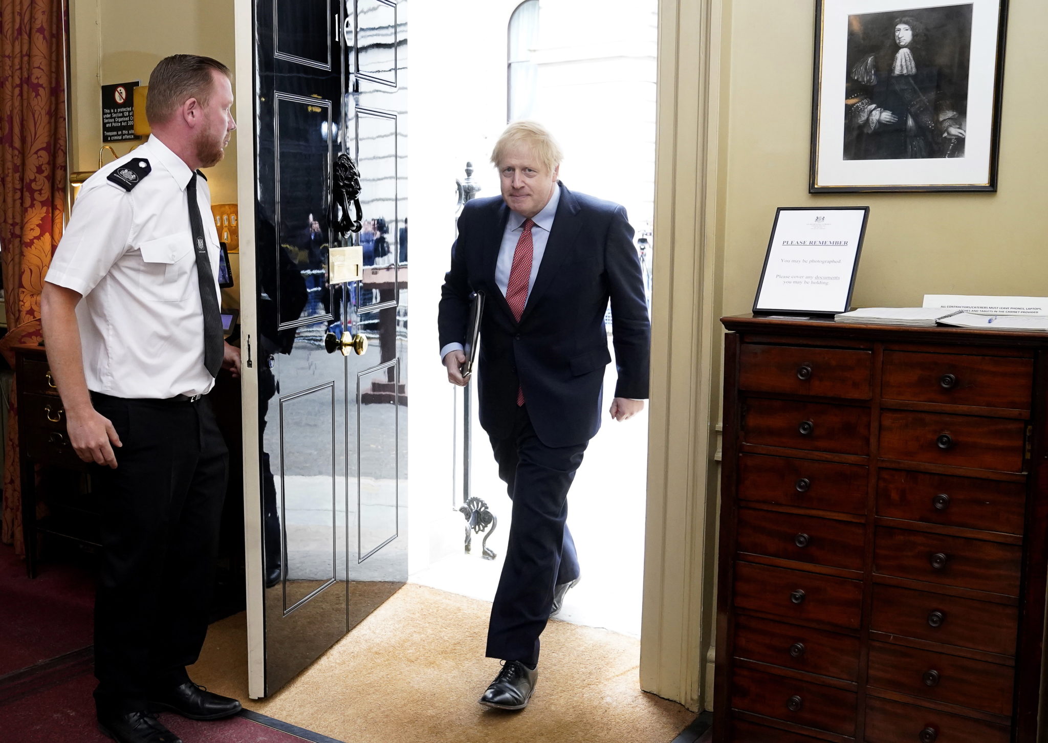 Premier Boris Johnson opuścił domową kwarantannę i wrócił do pracy. Polityk sukcesem zakończył leczenie choroby wywołanej COVID-19. fot. EPA/ANDREW PARSONS / DOWNING STREET HANDOUT  