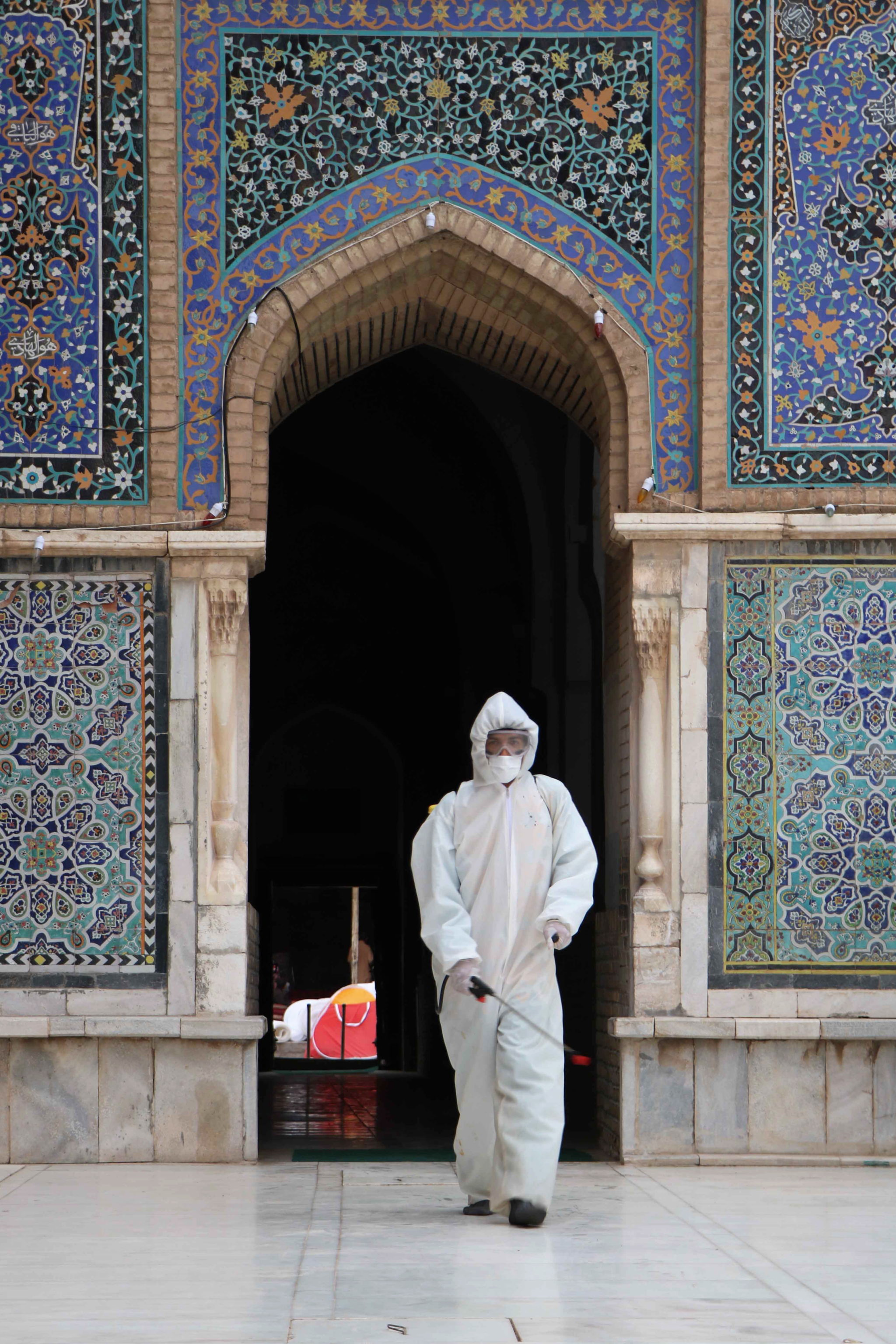 Meczet w Afganistanie odkażany za względu na zagrożenie rozprzestrzeniania się koronawirusa. fot. EPA/JALIL REZAYEE