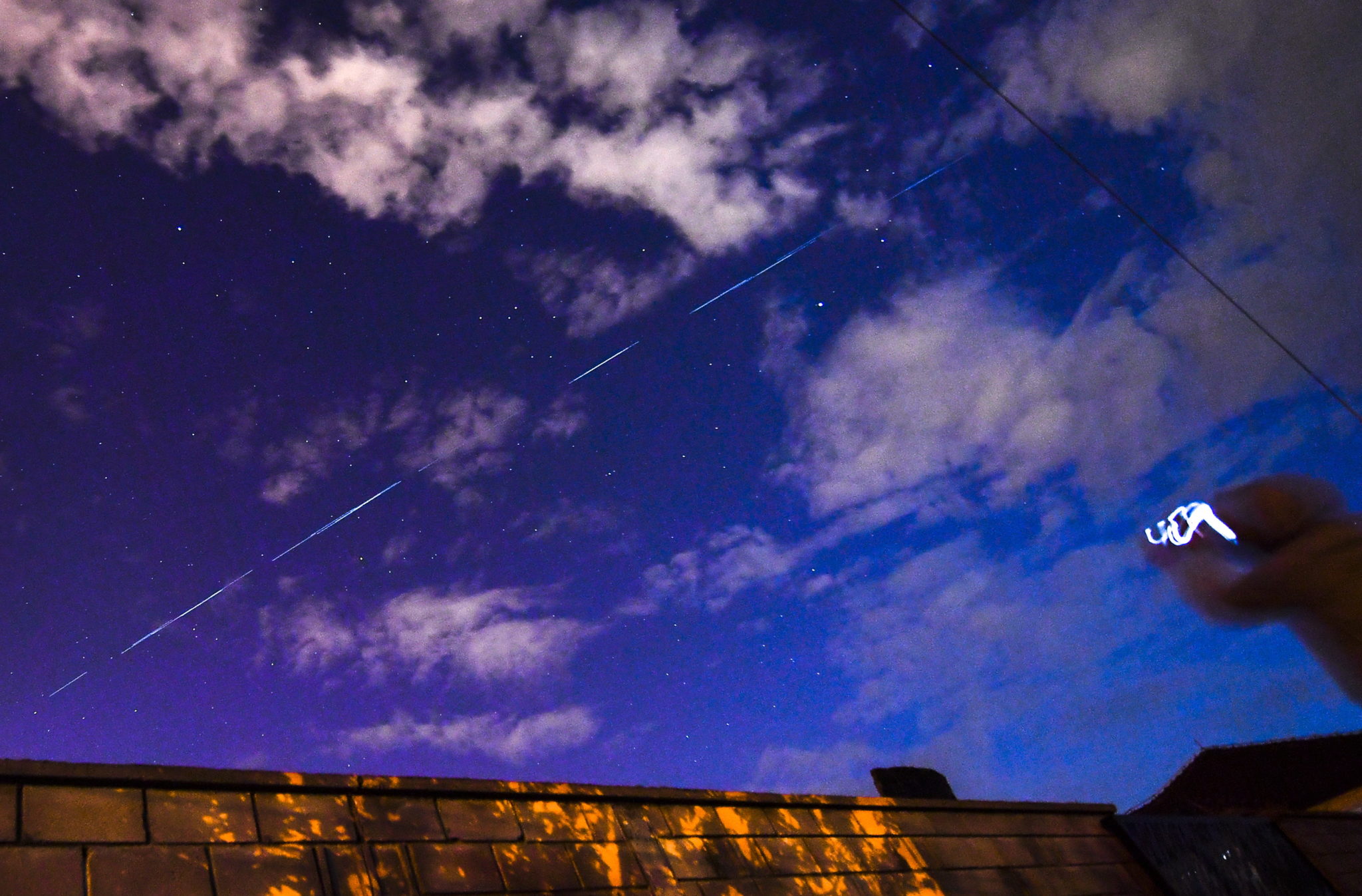 Niebo w okolicach Skopje, w Macedonii. Widoczny ślad satelity SPACEX, wystrzelonej z Florydy. fot.  EPA/GEORGI LICOVSKI
