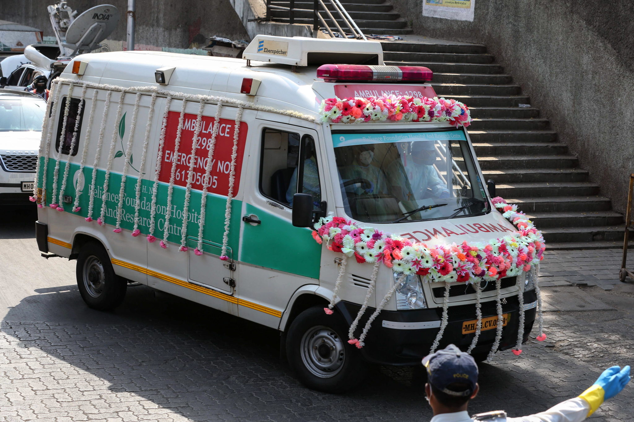 W Indiach zmarł Rishi Kapoor, znany aktor Bollywoodu. Zdjęcie przedstawia karawan pogrzebowy, którym przywieziono zmarłego do Bombaju. fot. EPA/STR