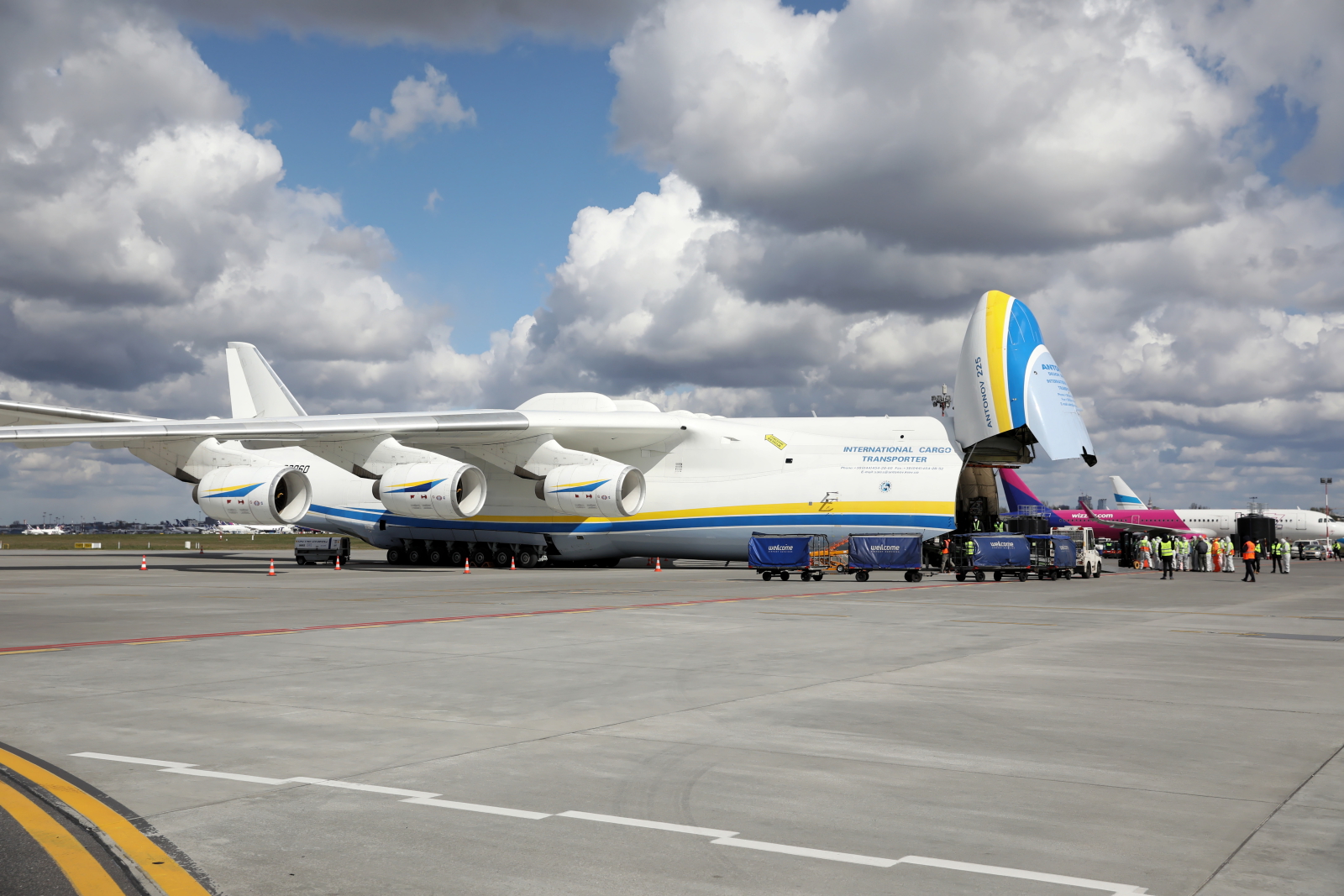 Największy samolot na świecie przyleciał do Polski ze sprzętem medycznym. fot. PAP/Leszek Szymañski