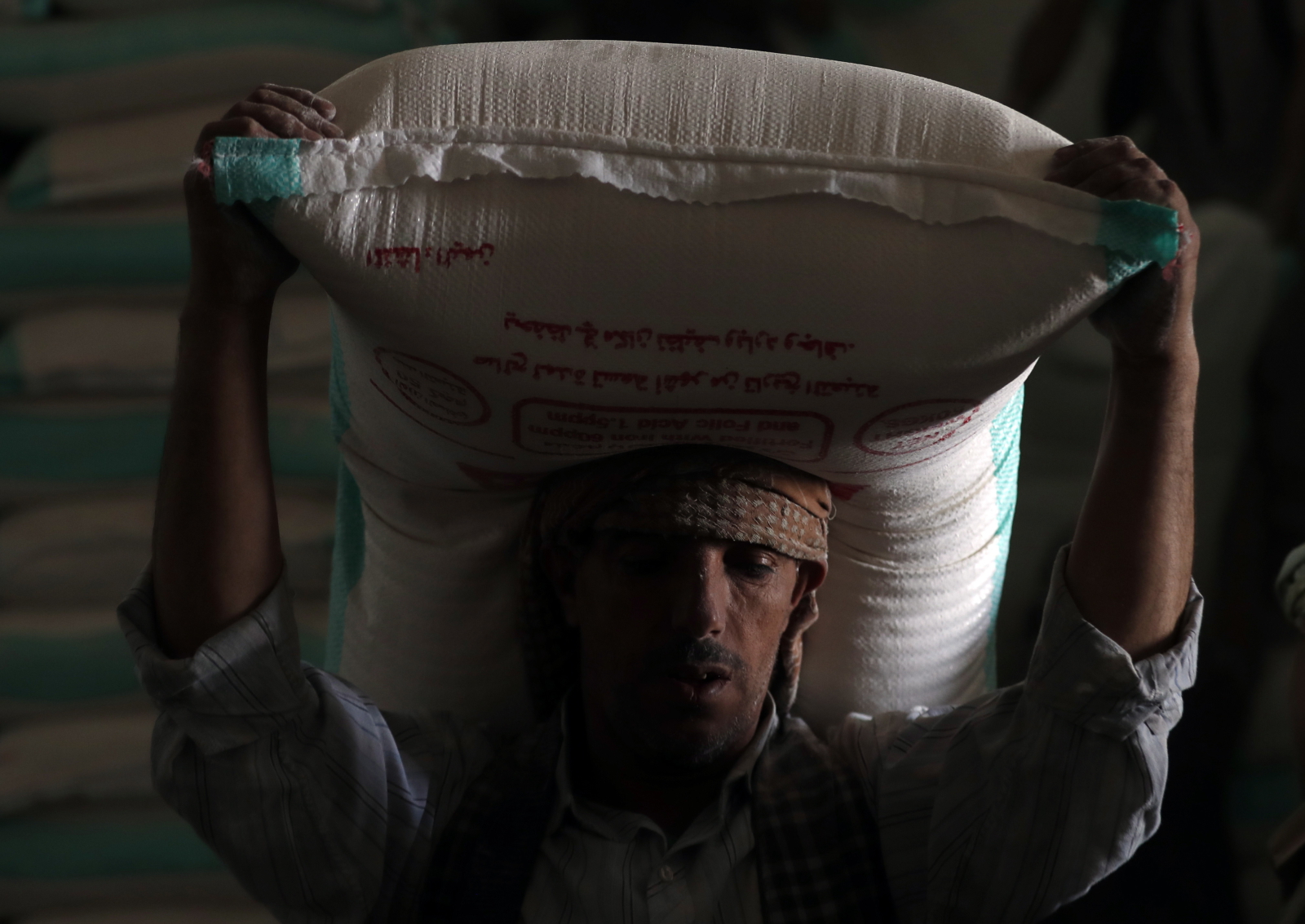 Kraje będący w kryzysie, jak Jemen maja w czasie pandemii najgorzej. Fot. EPA/YAHYA ARHAB 