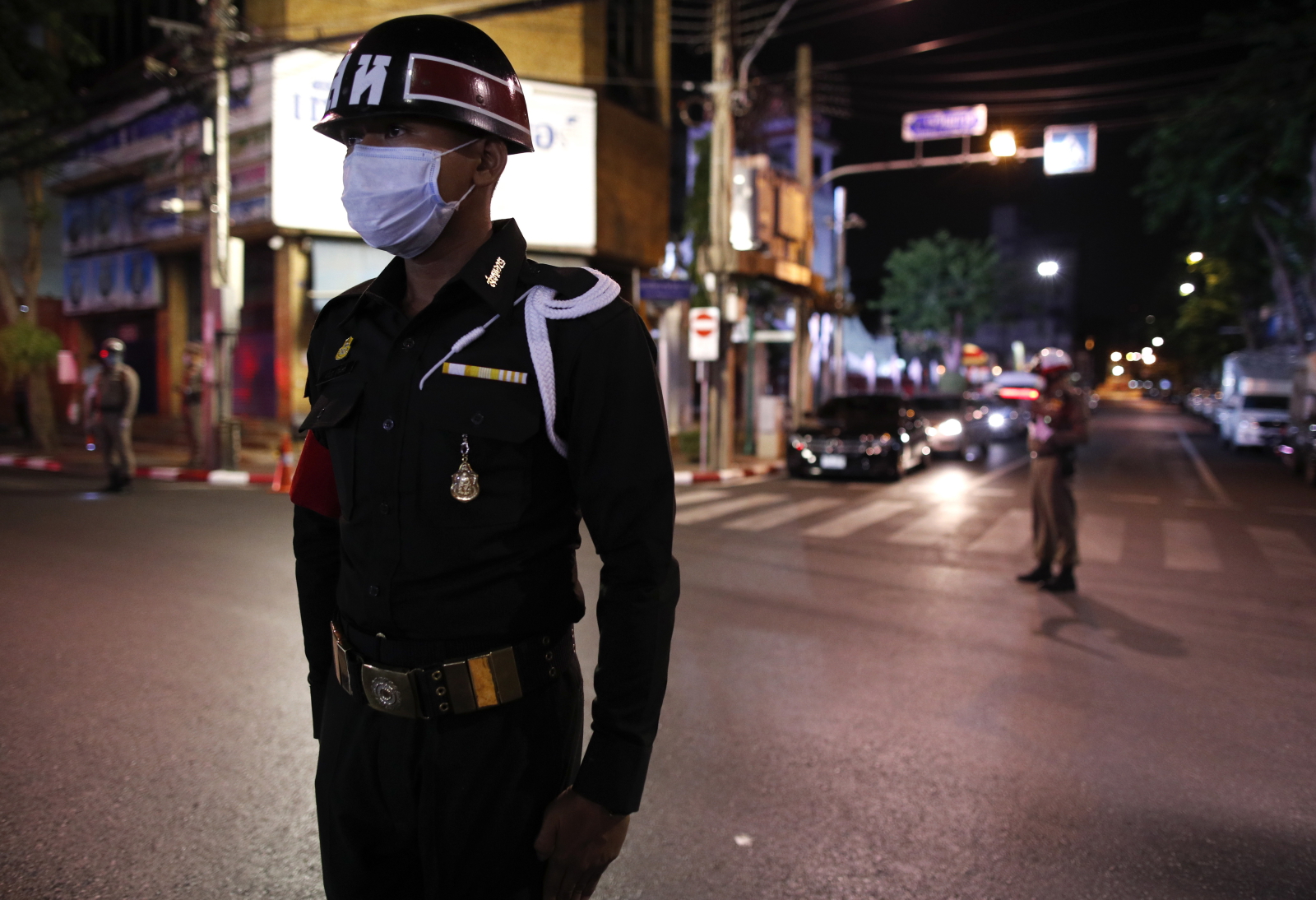 Służby mundurowe w Tajlandii. Fot. EPA/RUNGROJ YONGRIT 