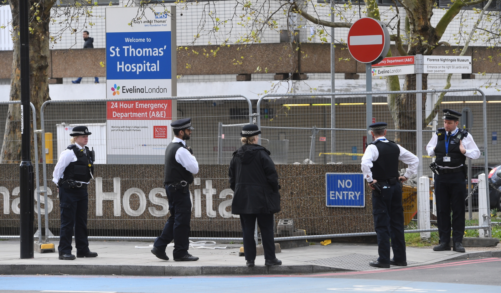 Policja przed jednym z londyńskich szpitali. Fot. EPA/FACUNDO ARRIZABALAGA 