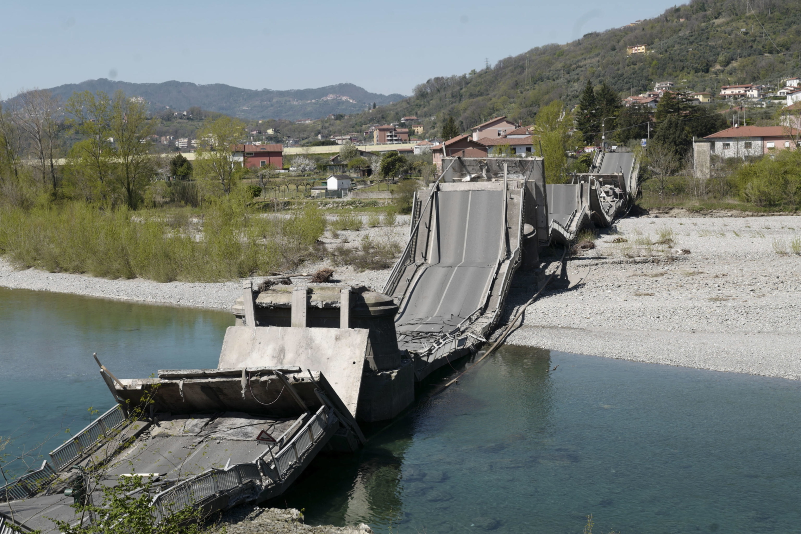Włochy - zawalił się most  EPA/Riccardo Dalle Luche 
