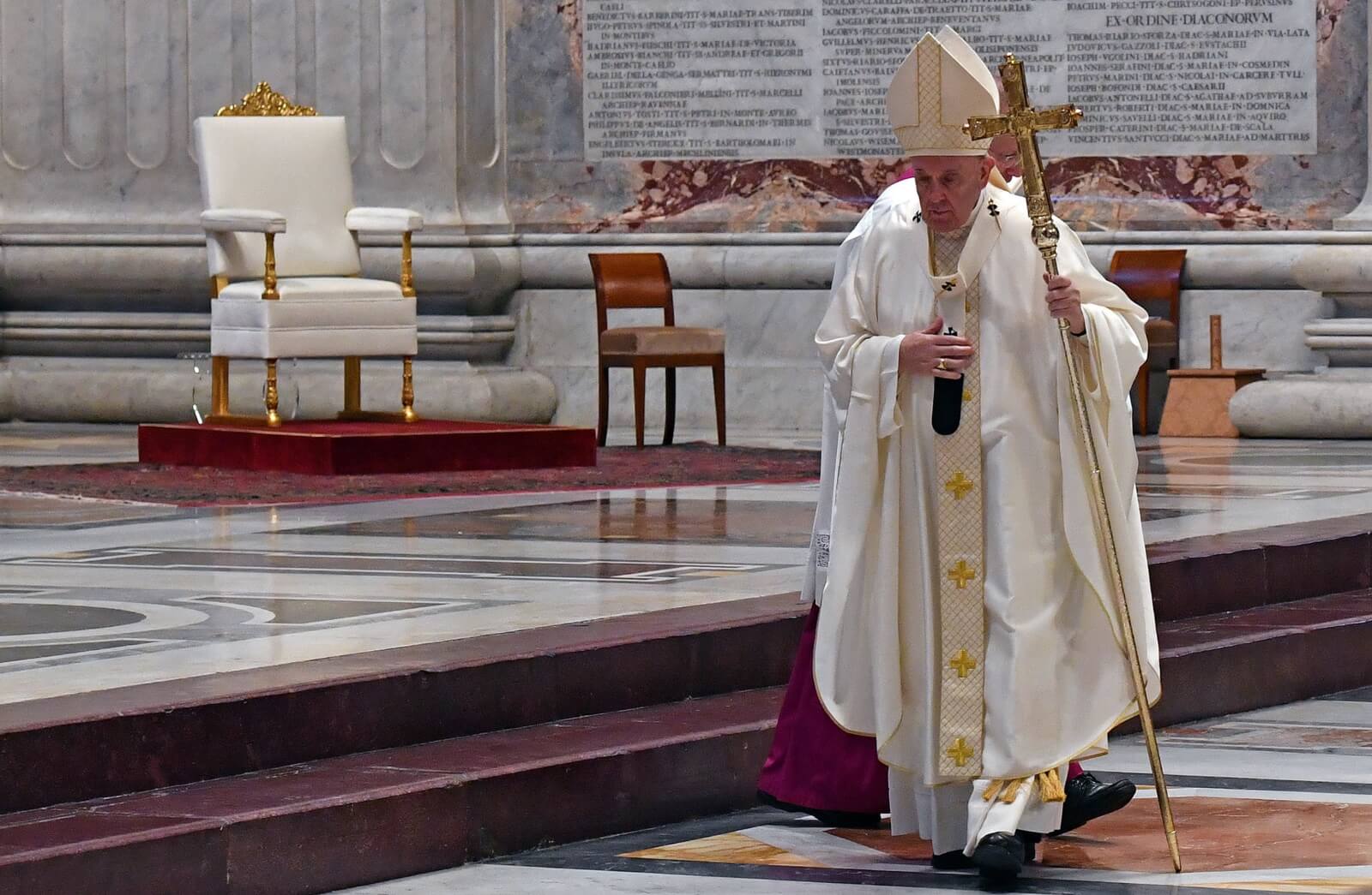 Samotny papież Franciszek sam podczas obchodów Wieczerzy Pańskiej fot. EPA/ALESSANDRO DI MEO