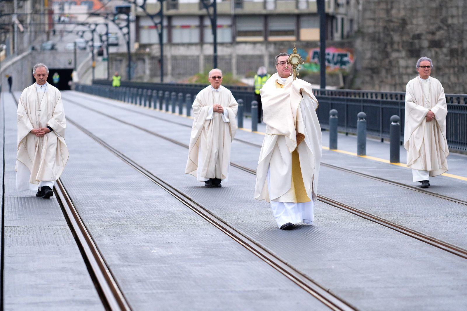 Biskup Porto w samotnej procesji rezurekcyjnej poprzez miasto. Portugalia. Fot. EPA/FERNANDO VELUDO 