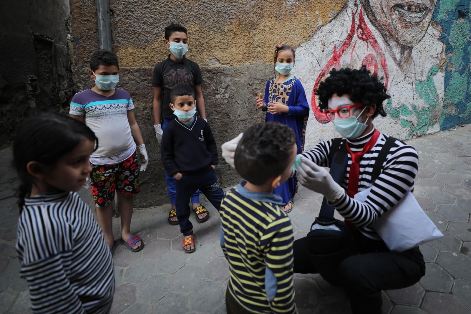 Akcja maseczki dla dzieci w Kairze fot. EPA/KHALED ELFIQI 