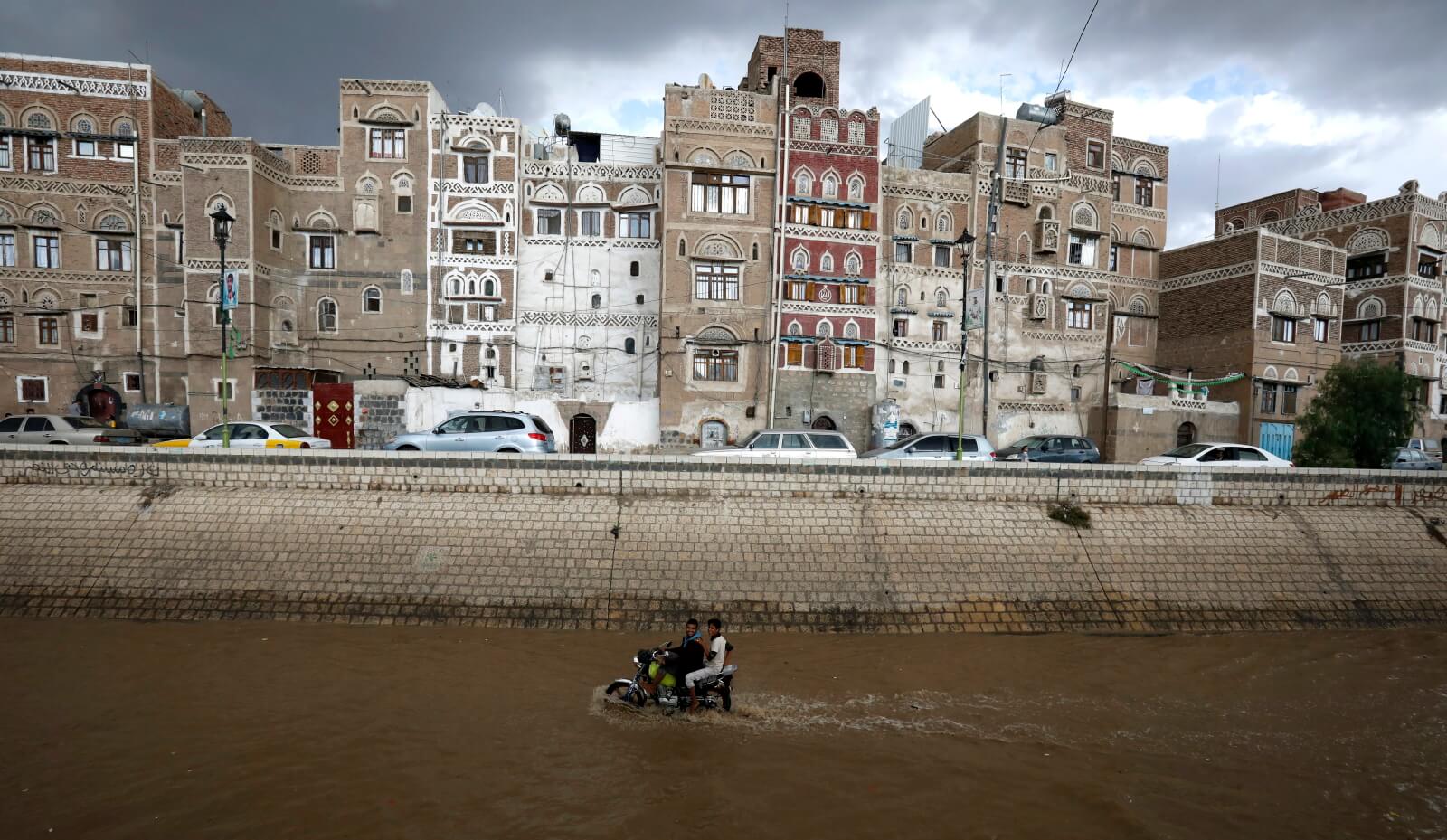 Powodzie w Jemenie fot. EPA/YAHYA ARHAB