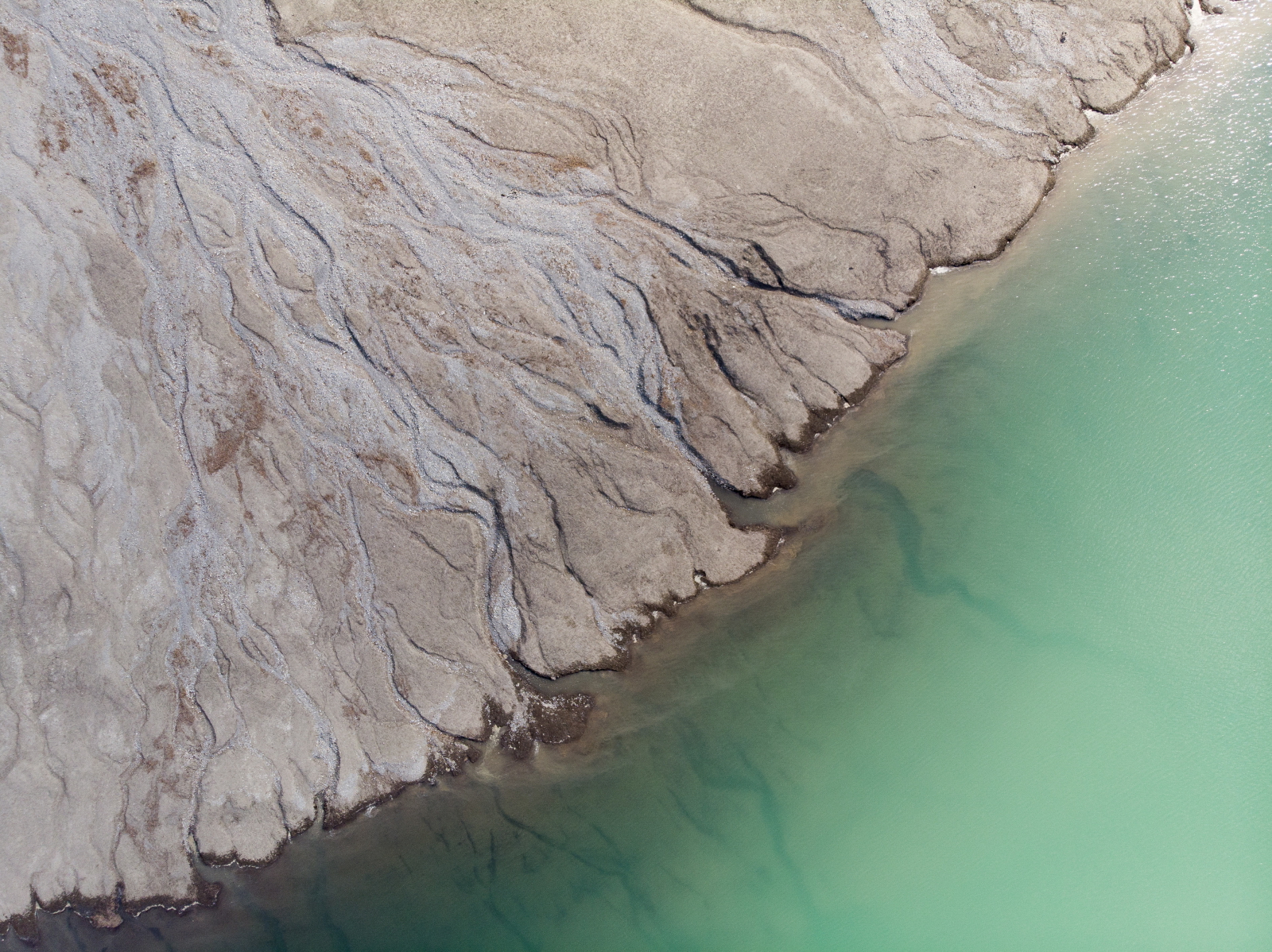 Fragment jeziora Kloental fot.  EPA/GIAN EHRENZELLER 