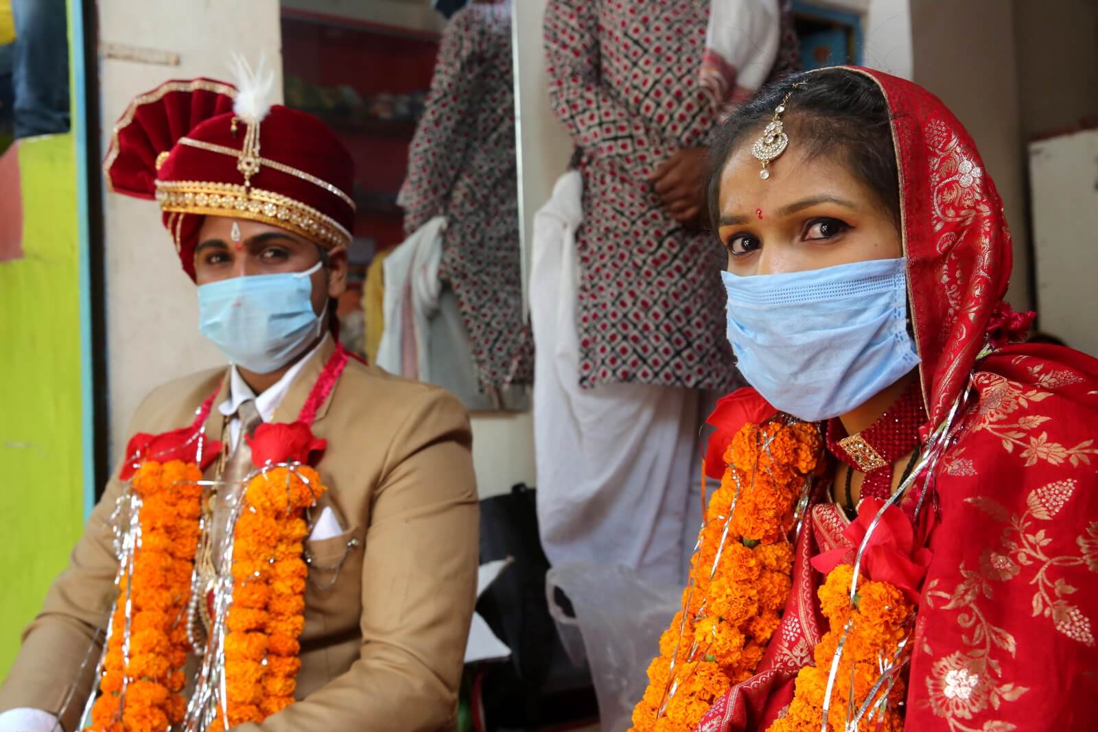 Tradycyjny hinduski ślub w dobie koronawirusa fot. EPA/SANJEEV GUPTA
