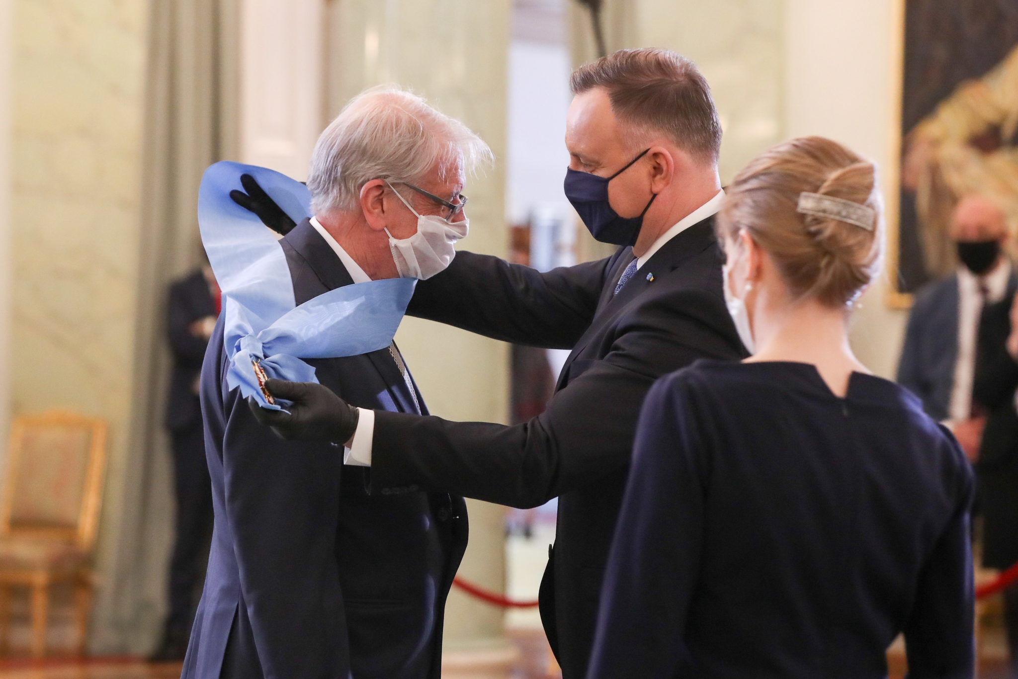  Prezydent Andrzej Duda podczas uroczystości w Pałacu Prezydenckim. Prezydent odznaczył Orderem Orła Białego historyka prof. Wojciecha Roszkowskiego, fot. KPRP/Grzegorz Jakubowski