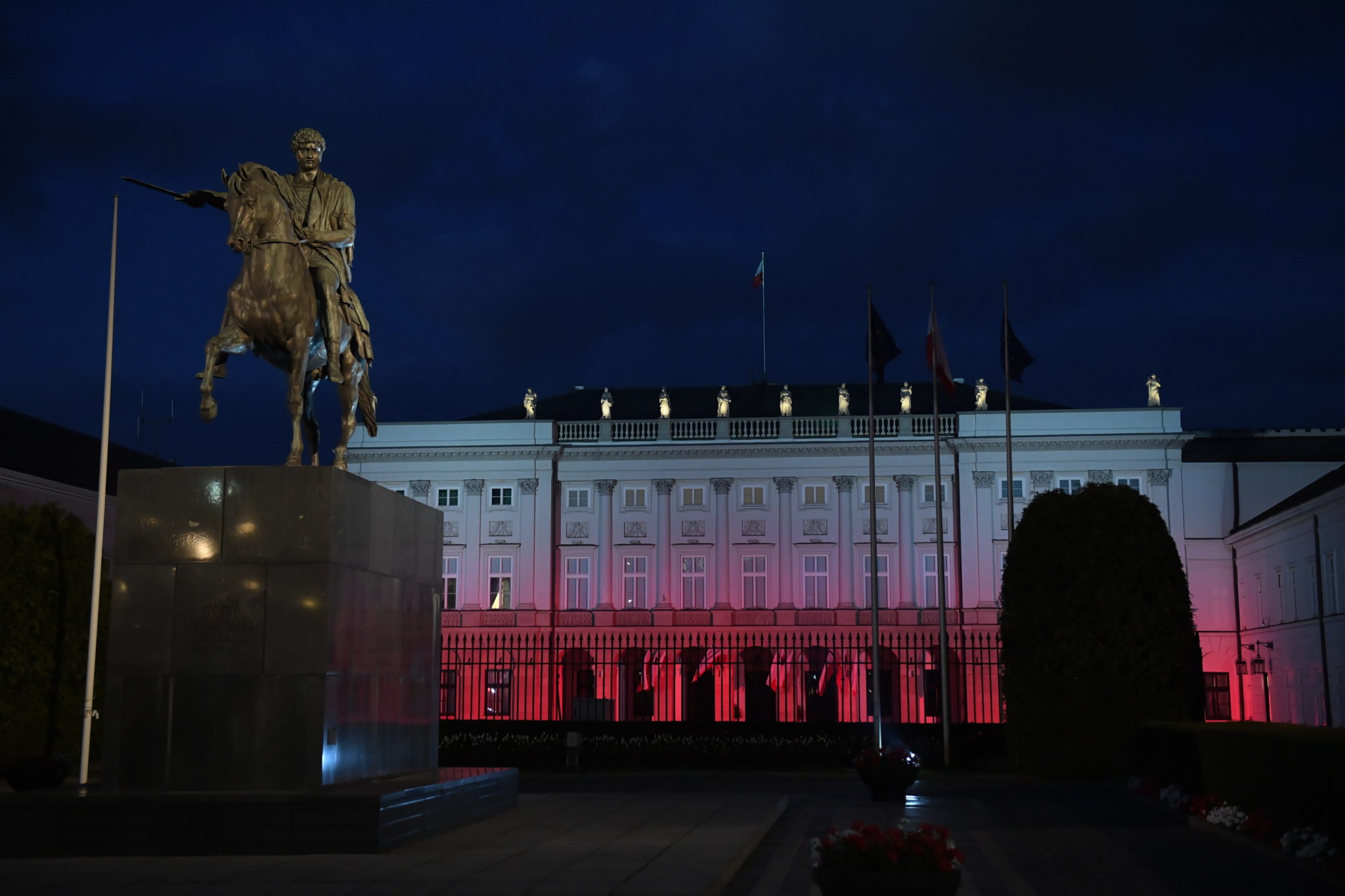 Biało-czerwona iluminacja na Pałacu Prezydenckim, fot. PAP/Radek Pietruszka