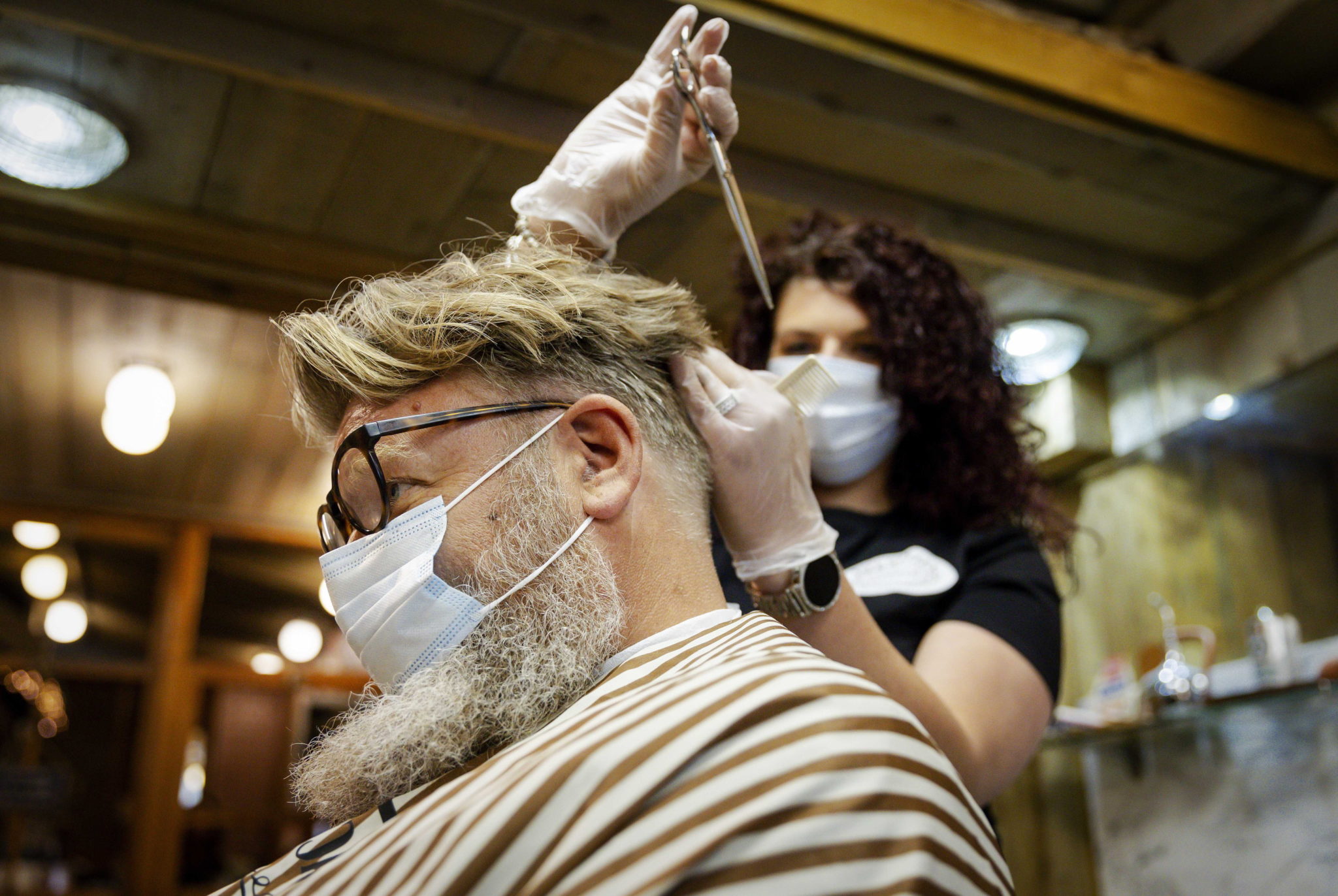 W Królestwie Niderlandów do pracy ruszyli fryzjerzy. fot. EPA/ROBIN VAN LONKHUIJSEN