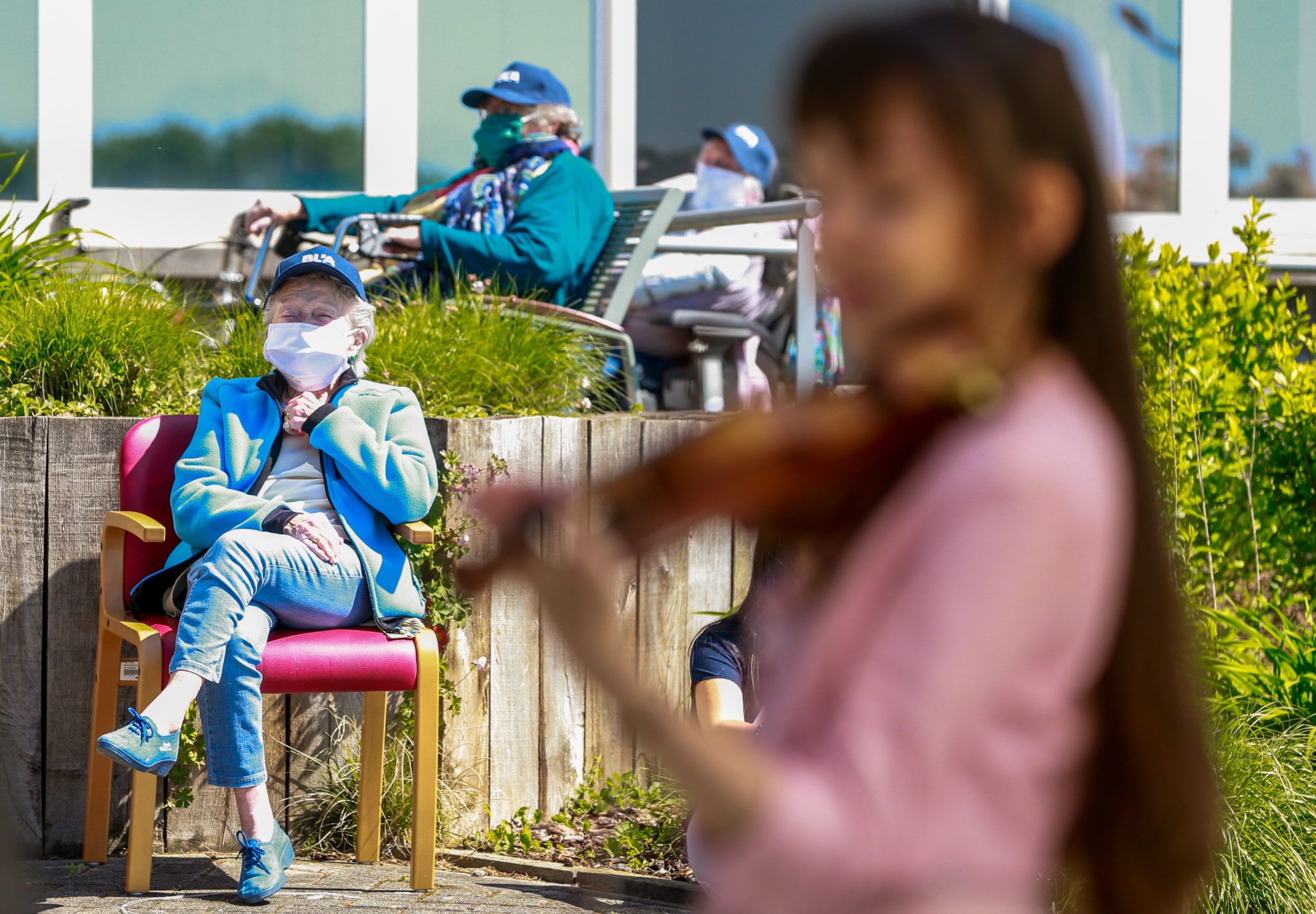 Młoda skrzypaczka polskiego pochodzenia, Aleksandra cOOREMAN daje koncert dla pensjonariuszy jednego z domów opieki seniora w Belgii. fot. EPA/STEPHANIE LECOCQ 
Dostawca: PAP/EPA.