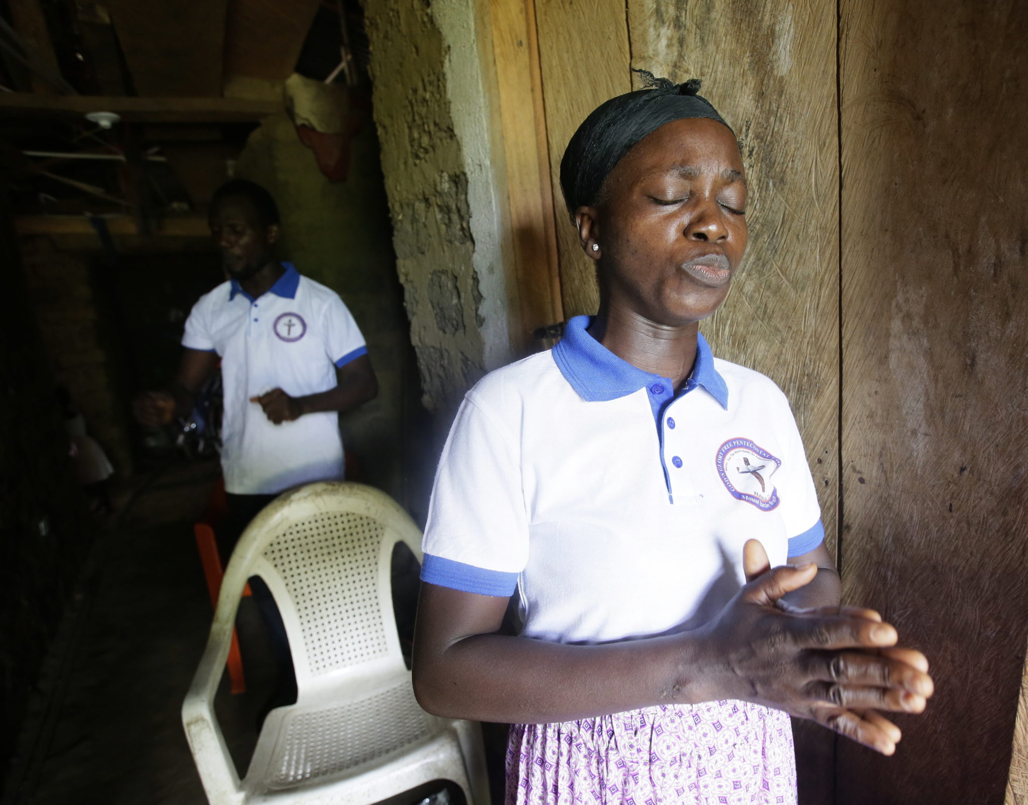 Liberia: Rodzinna modlitwa o oddalenie pandemii. fot. EPA/AHMED JALLANZO