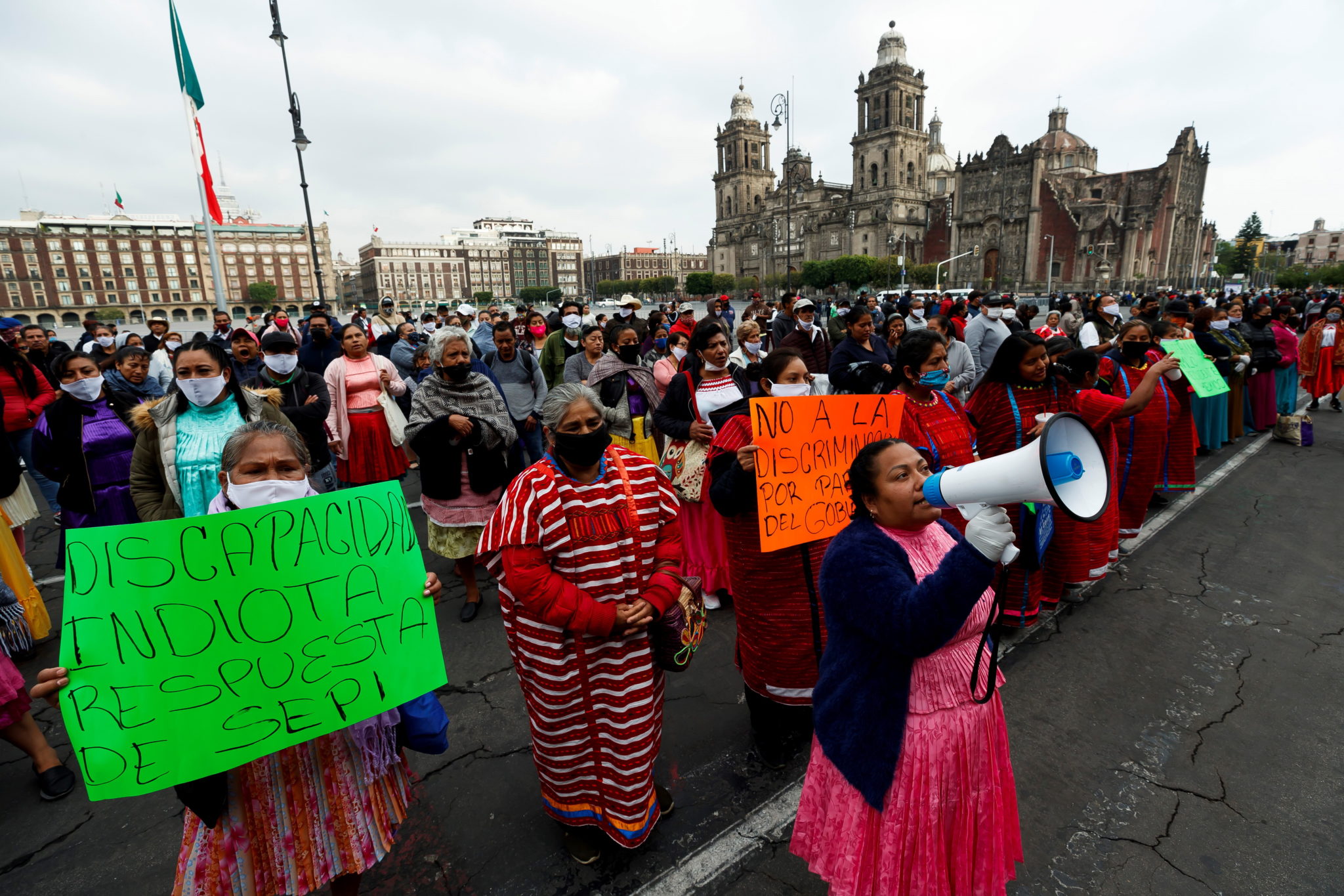  Rzemieślnicy protestują przed Pałacem Narodowym w Meksyku, domagają się wsparcia finansowego w obliczu szkód spowodowanych przerwą w produkcji spowodoawną przez pandemię COVID-19, fot. EPA/JosĂ© MĂ©ndez